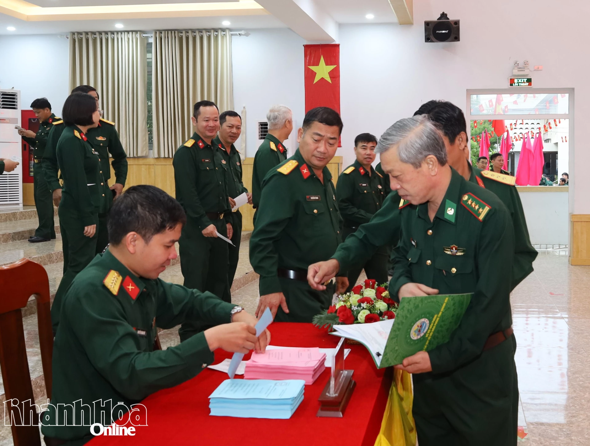 Cán bộ, chiến sĩ nhận phiếu bầu cử.