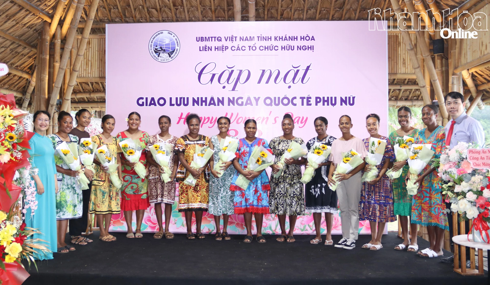 Lãnh đạo Liên hiệp các tổ chức hữu nghị Khánh Hòa tặng hoa chúc mừng nữ sinh viên Vanuatu.