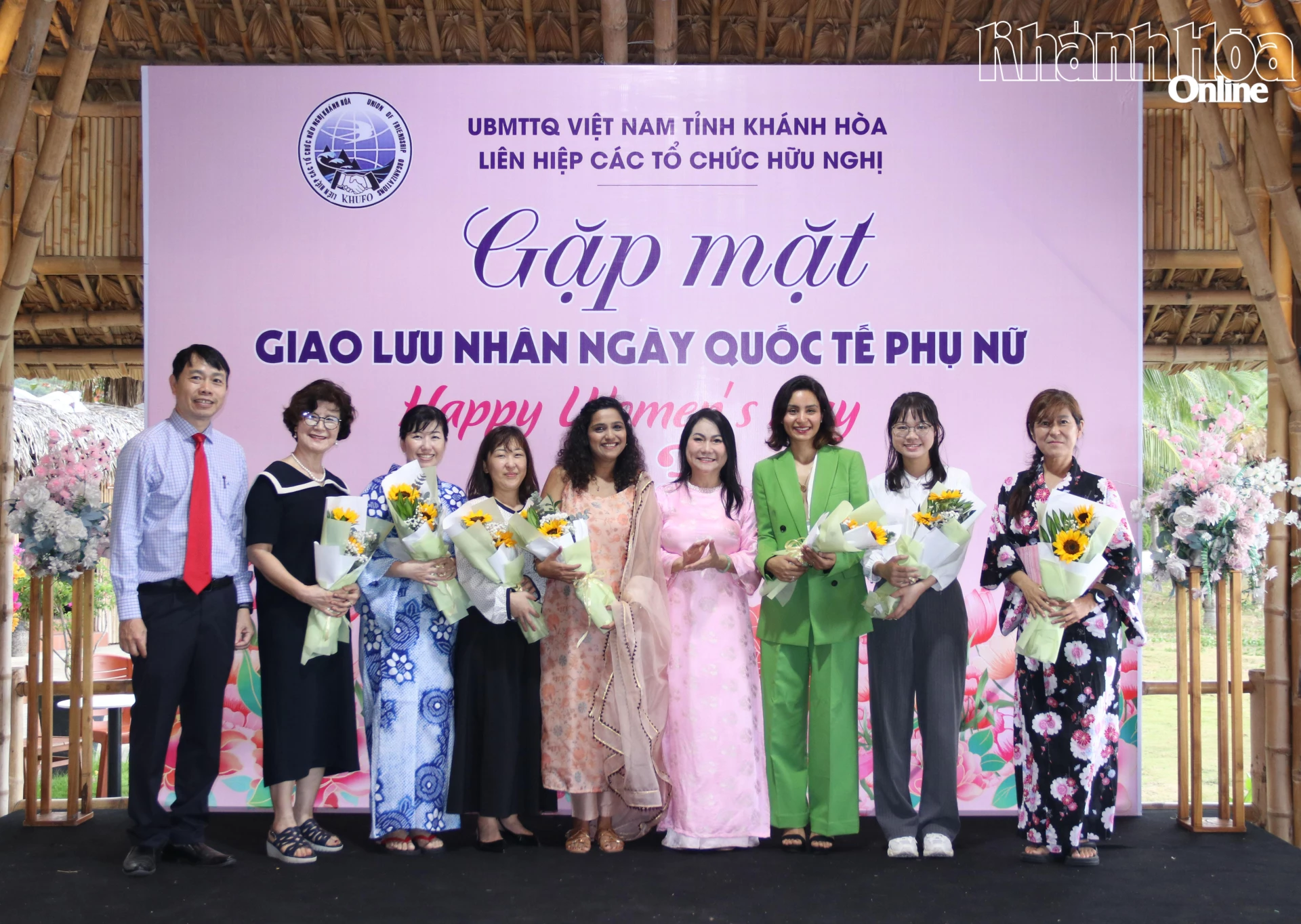 Tặng hoa chúc mừng các đại biểu nữ người Ấn Độ, Hàn Quốc, Trung Quốc, Nhật Bản đang sinh sống và làm việc tại Khánh Hòa.