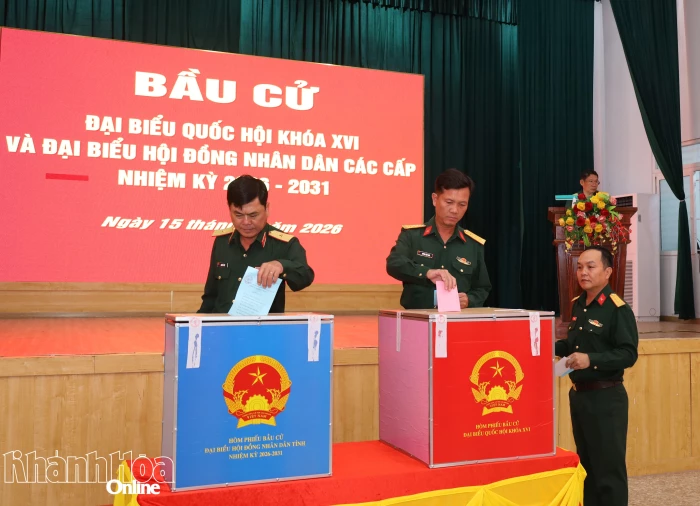 Cán bộ, chiến sĩ lực lượng vũ trang tỉnh khánh Hòa hân hoan đi bầu cử