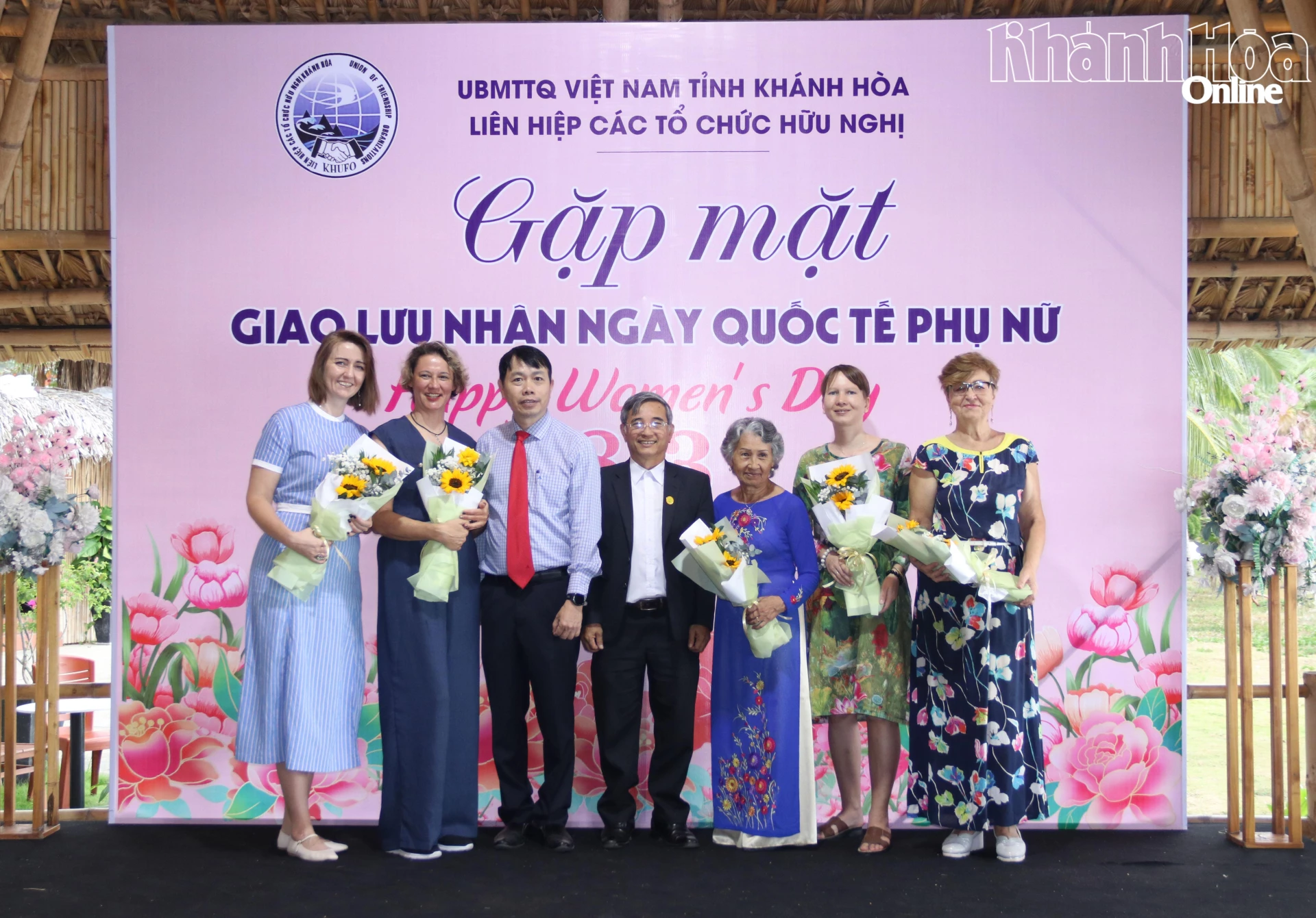 Tặng hoa chúc mừng nữ đại biểu người Nga và kiều bào Pháp.