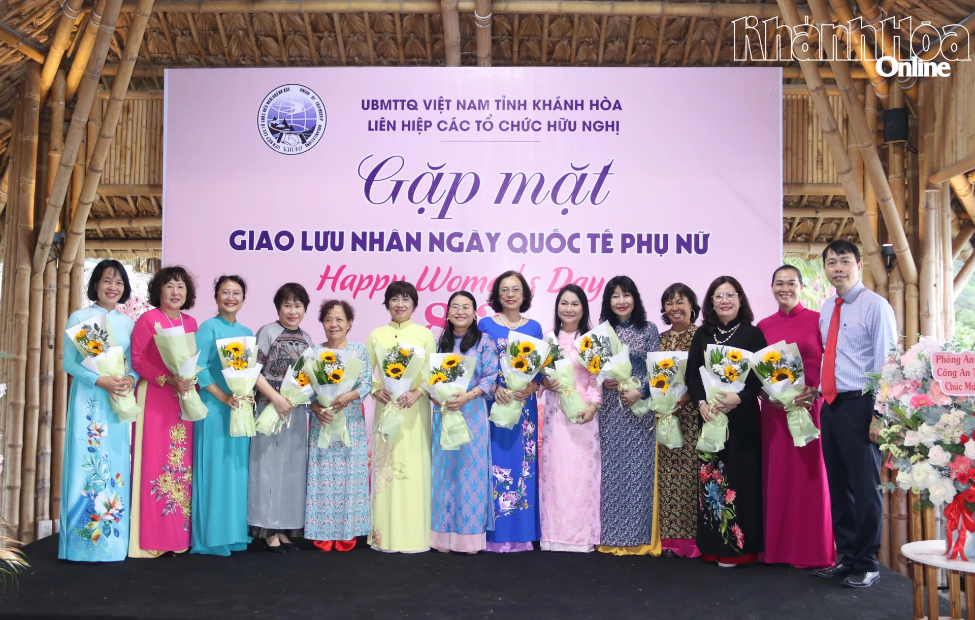 Tặng hoa chúc mừng các nữ đại biểu thuộc Ban Chấp hành Liên hiệp các tổ chức hữu nghị Khánh Hòa và đại diện các sở, ngành.