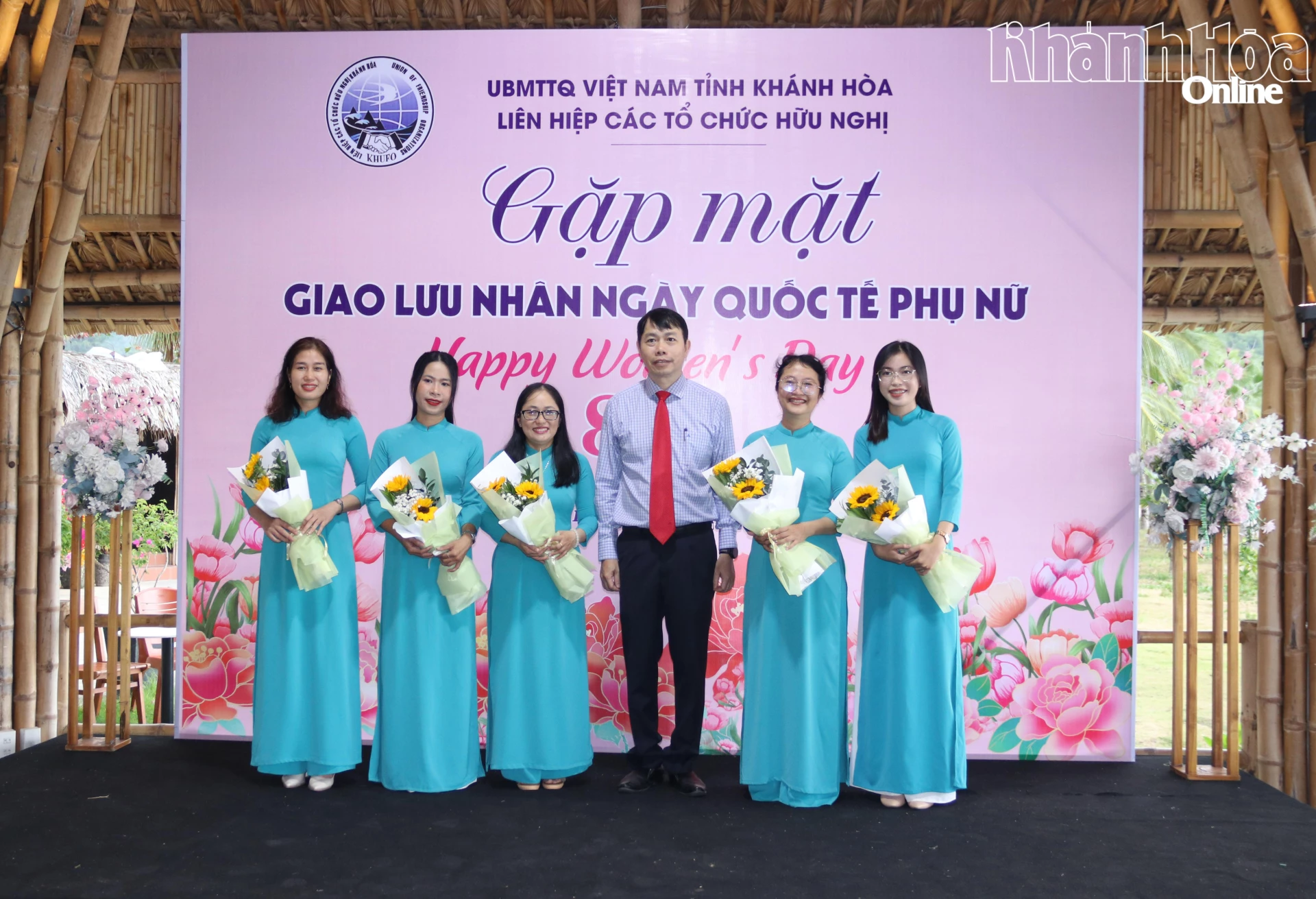 Tặng hoa chúc mừng các đại biểu nữ cơ quan chuyên trách Liên hiệp các tổ chức hữu nghị Khánh Hòa.