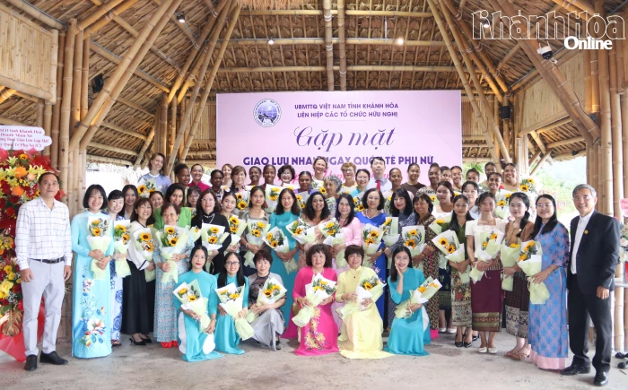 Gặp mặt các đại biểu nữ người nước ngoài nhân Ngày Quốc tế Phụ nữ