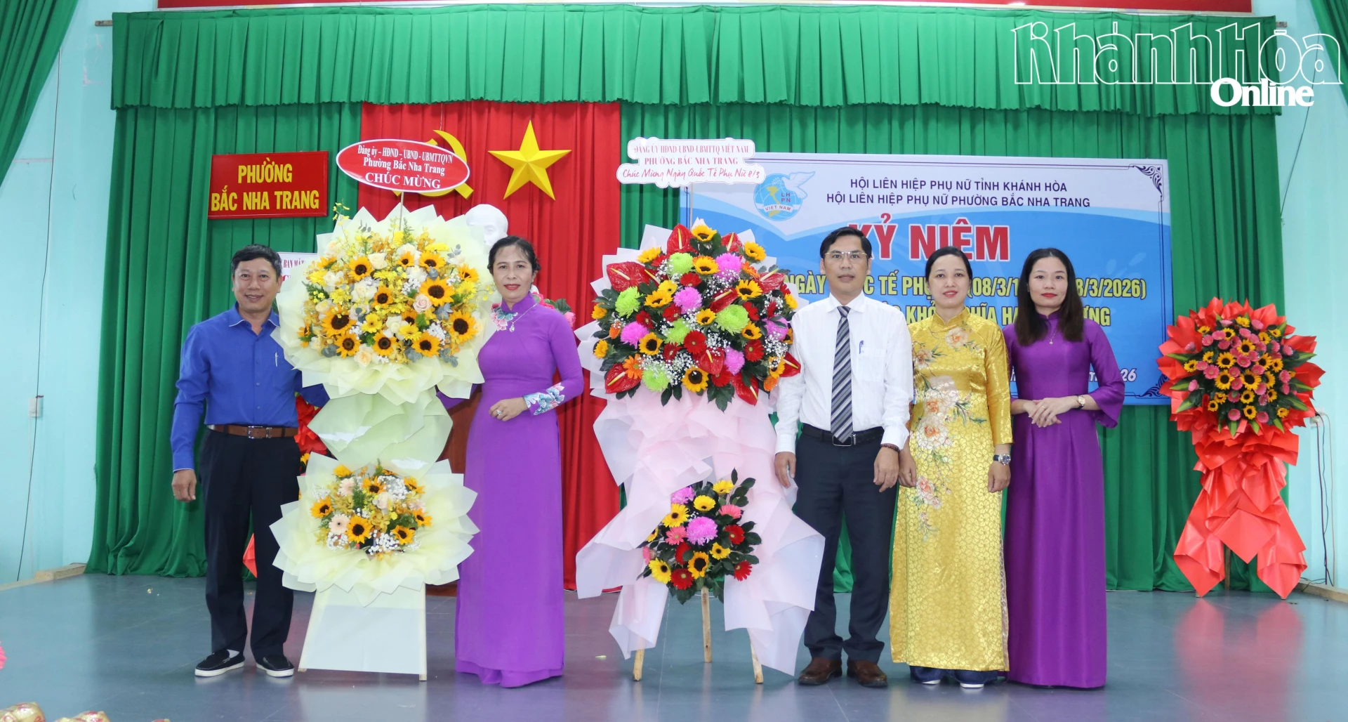 Lãnh đạo phường Bắc Nha Trang tặng hoa chúc mừng Hội Liên hiệp Phụ nữ phường.