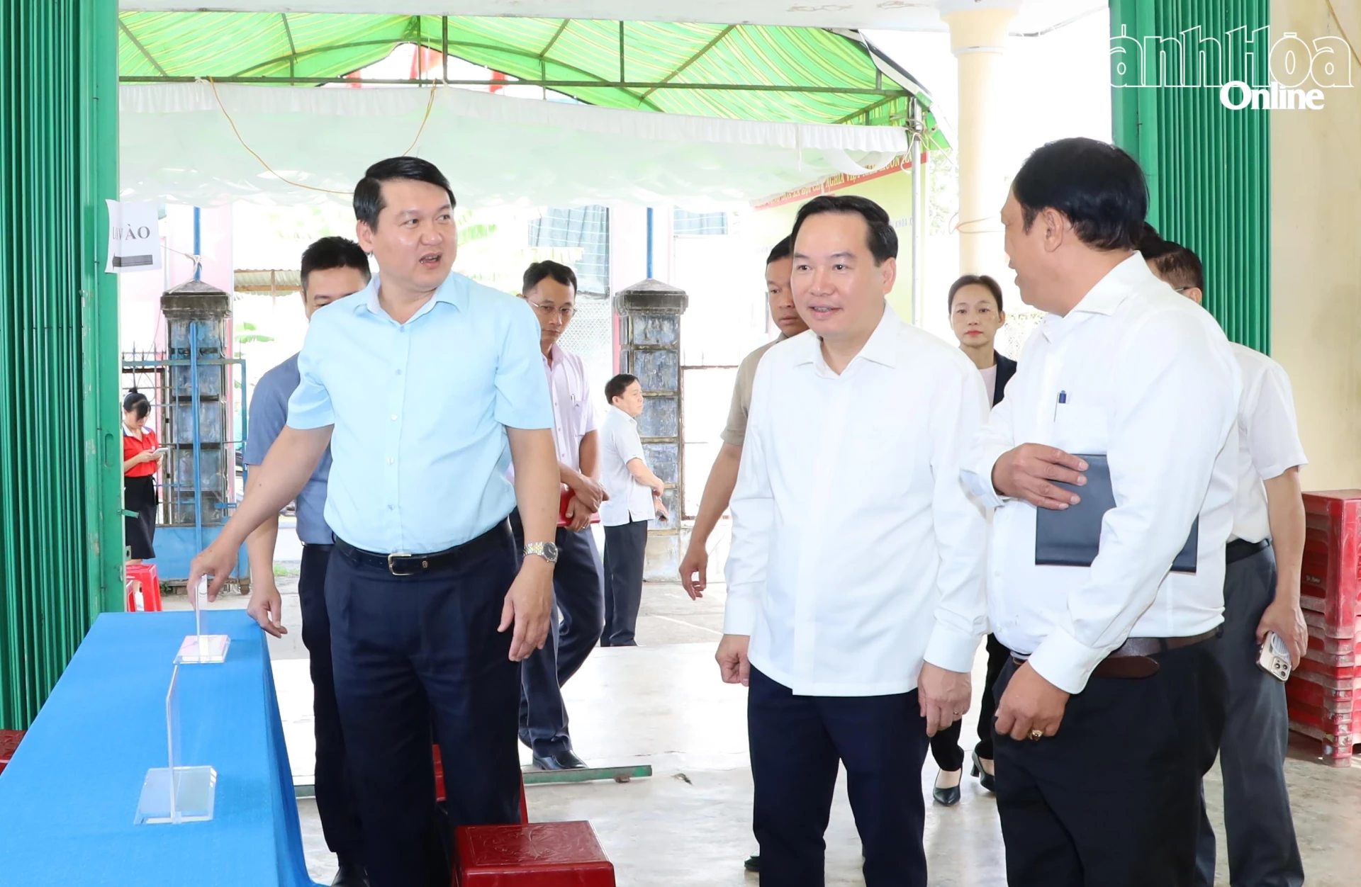 Phó Bí thư Thường trực Tỉnh ủy Hồ Xuân Trường kiểm tra Khu vực bỏ phiếu số 1 tại thôn Tân Lập (xã Tây Ninh Hòa).