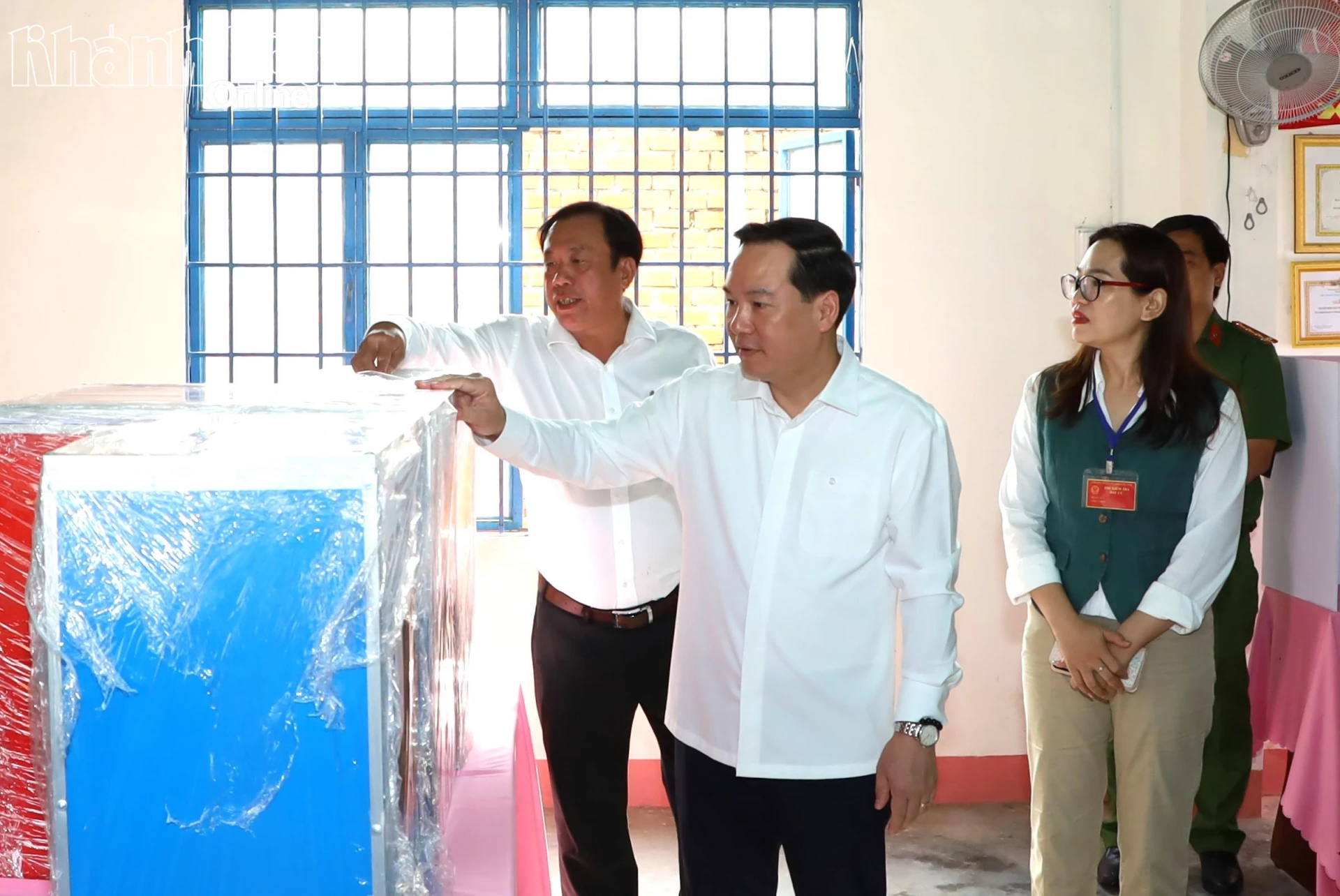 Phó Bí thư Thường trực Tỉnh ủy Hồ Xuân Trường kiểm tra Khu vực bỏ phiếu số 4 tại thôn Đống Đa (xã Tây Ninh Hòa).