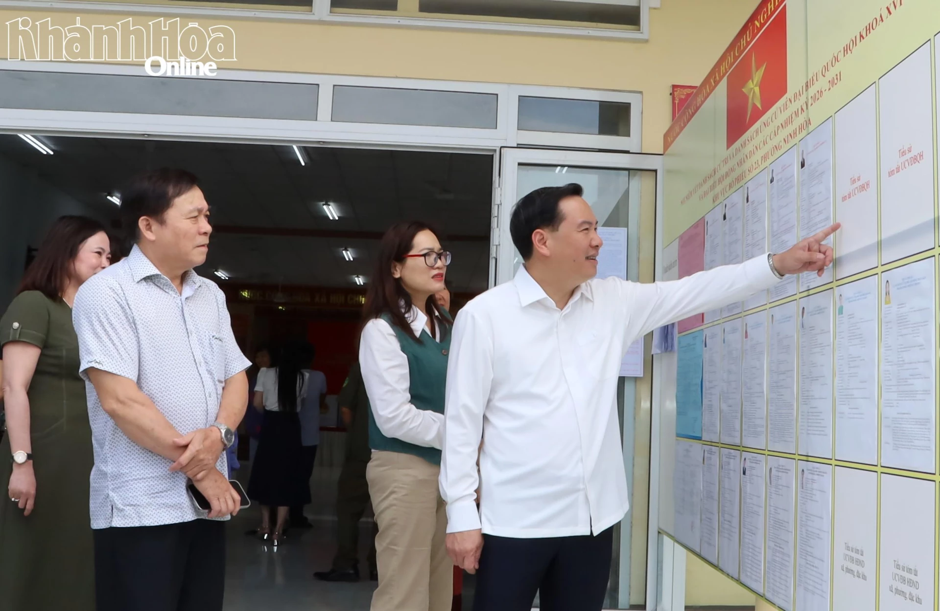 Đồng chí Hồ Xuân Trường kiểm tra việc niêm yết thông tin về người ứng cử và cử tri tại Khu vực bỏ phiếu số số 23 Tổ dân phố Xuân Hòa 2 (phường Ninh Hòa).