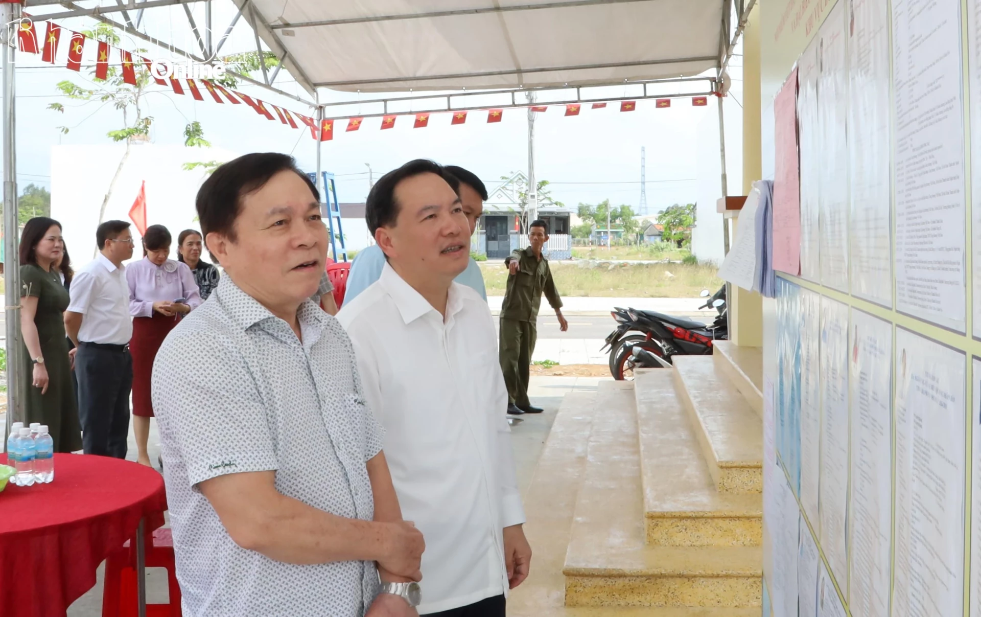 Phó Bí thư Thường trực Tỉnh ủy Hồ Xuân Trường kiểm tra công tác chuẩn bị bầu cử khu vực bỏ phiếu số 16 tại Tổ dân phố Hà Thanh 2 (phường Ninh Hòa).