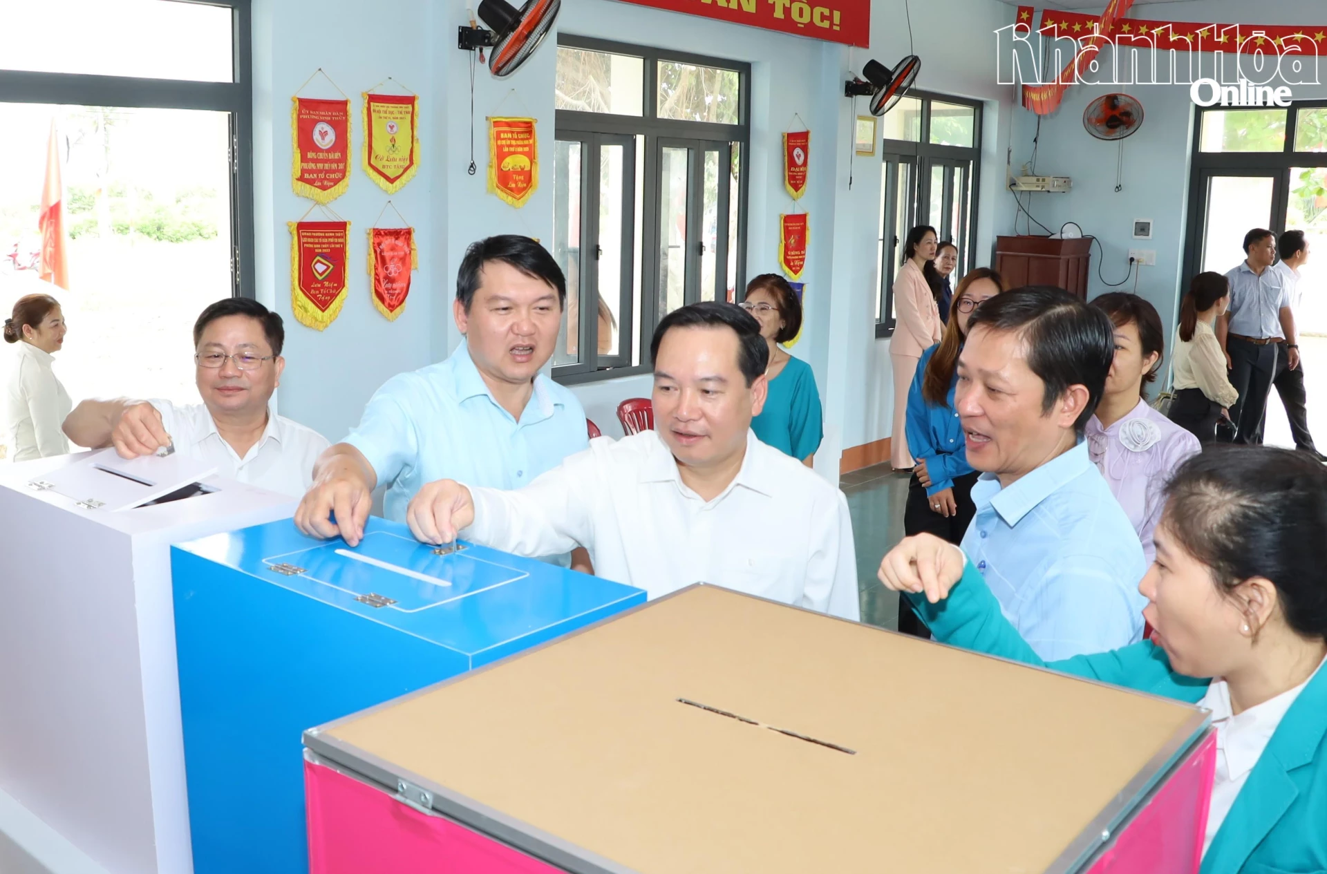 Đồng chí Hồ Xuân Trường kiểm tra công tác chuẩn bị hòm phiếu tại khu vực bỏ phiếu số 17 tại Tổ dân phố Mỹ Lương (phường Đông Ninh Hòa).