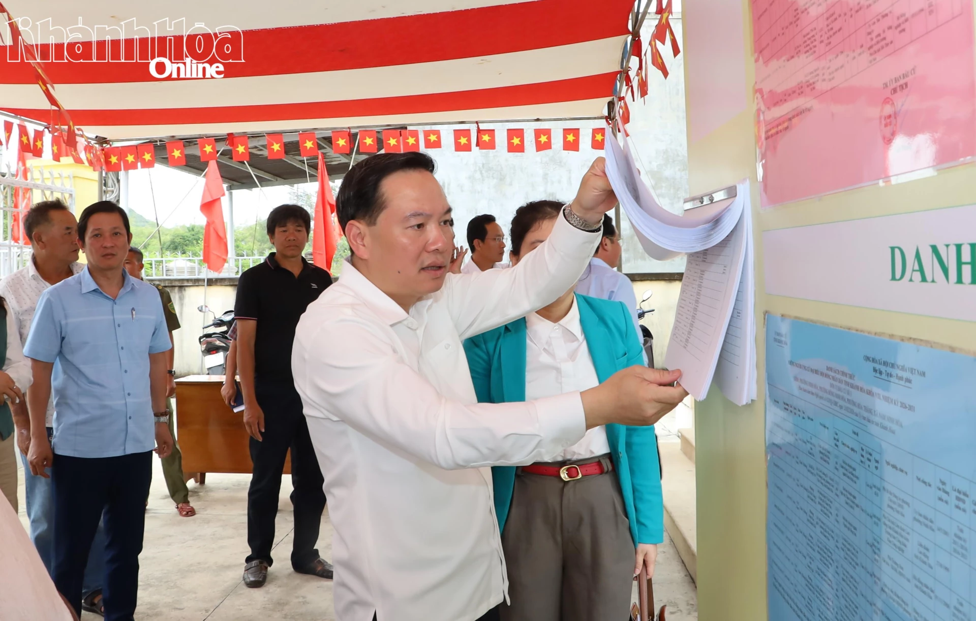 Phó Bí thư Thường trực Tỉnh ủy Hồ Xuân Trường kiểm tra danh sách niêm yết cử tri tại khu vực bỏ phiếu số 9 tại Tổ dân phố Phú Thọ 1 (phường Đông Ninh Hòa).