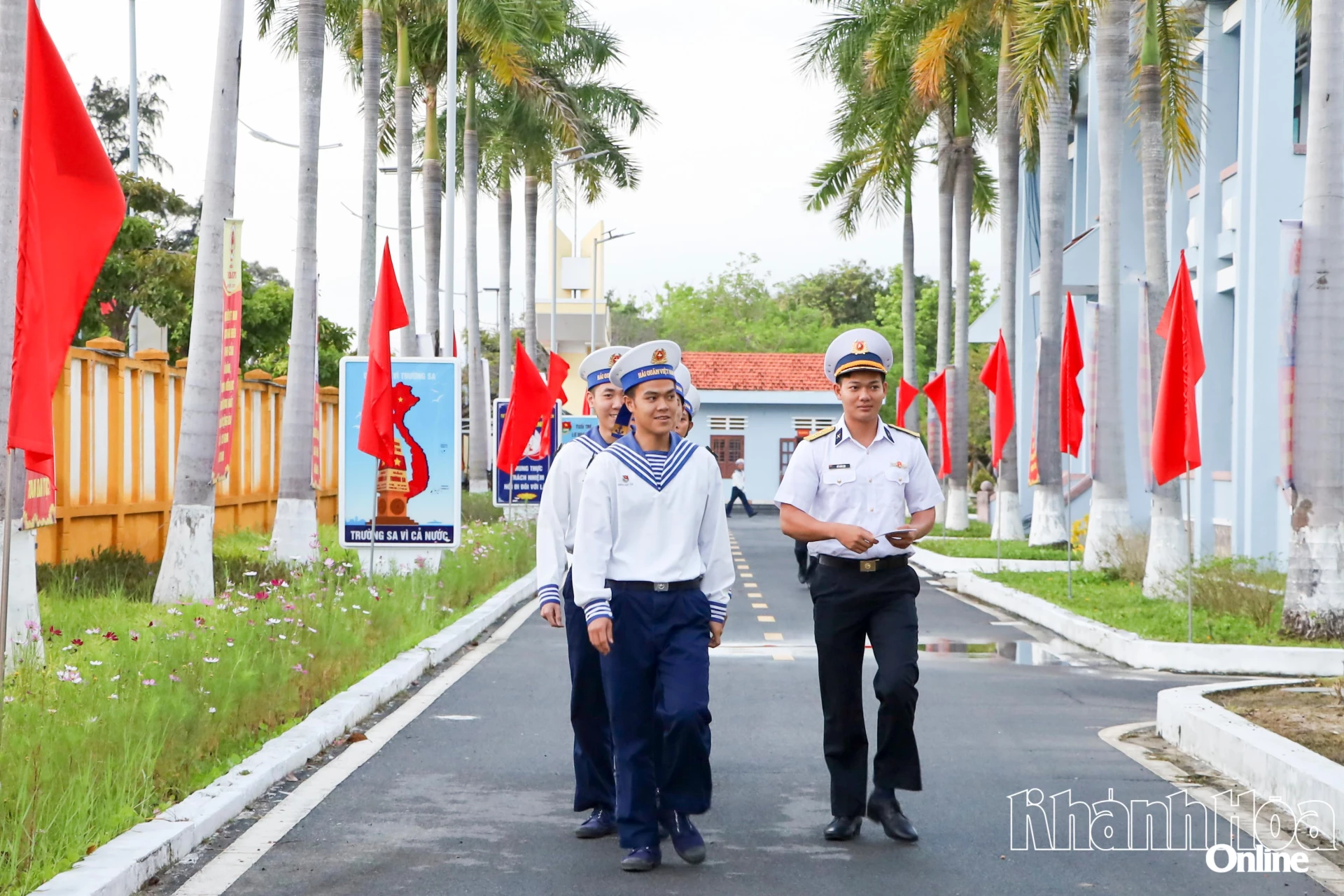 Cán bộ, chiến sĩ Lữ đoàn 146, Vùng 4 Hải quân cầm thẻ cử tri đến khu vực bỏ phiếu bầu cử.