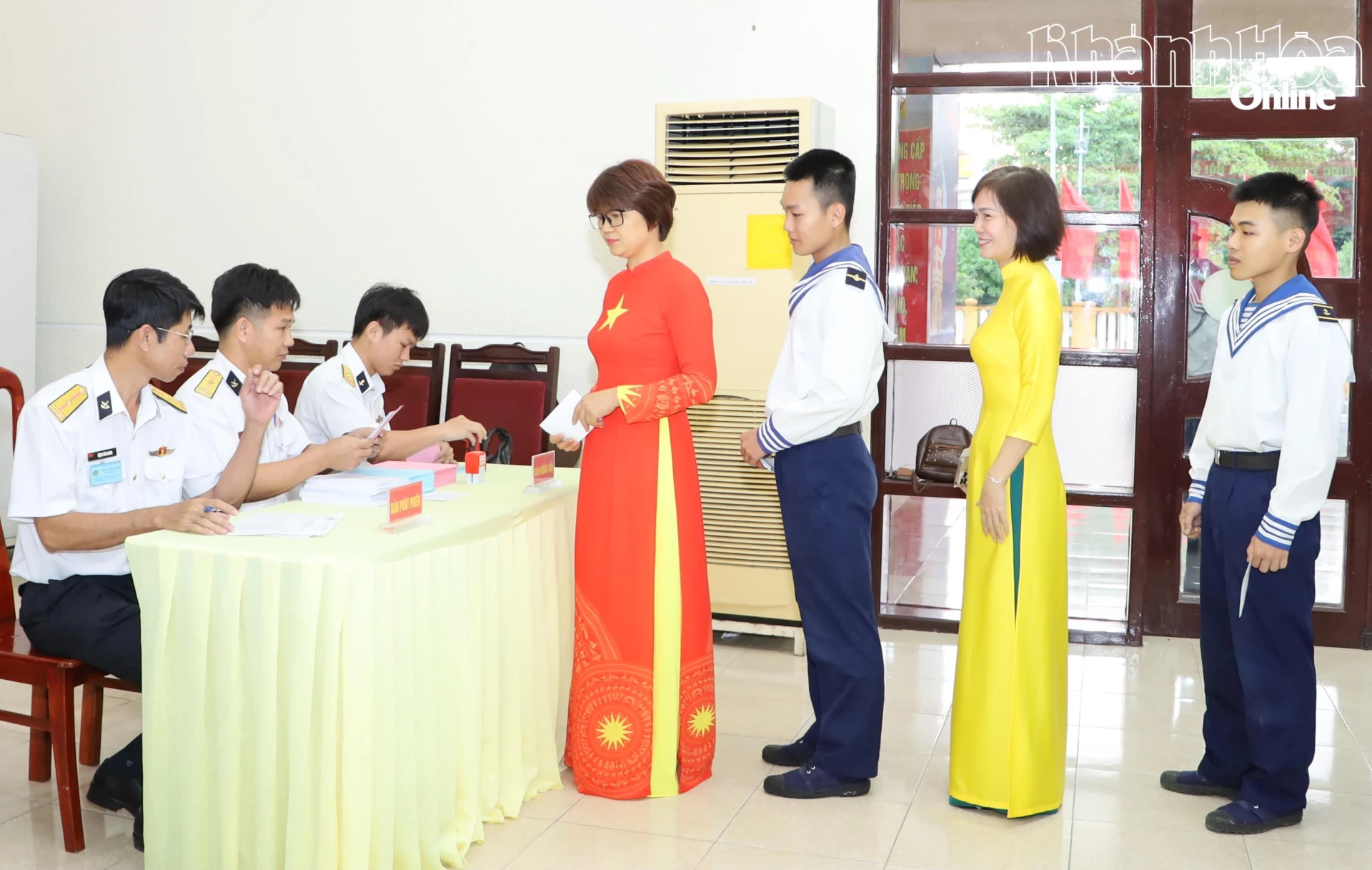 Các cử tri nhận phiếu bầu cử.