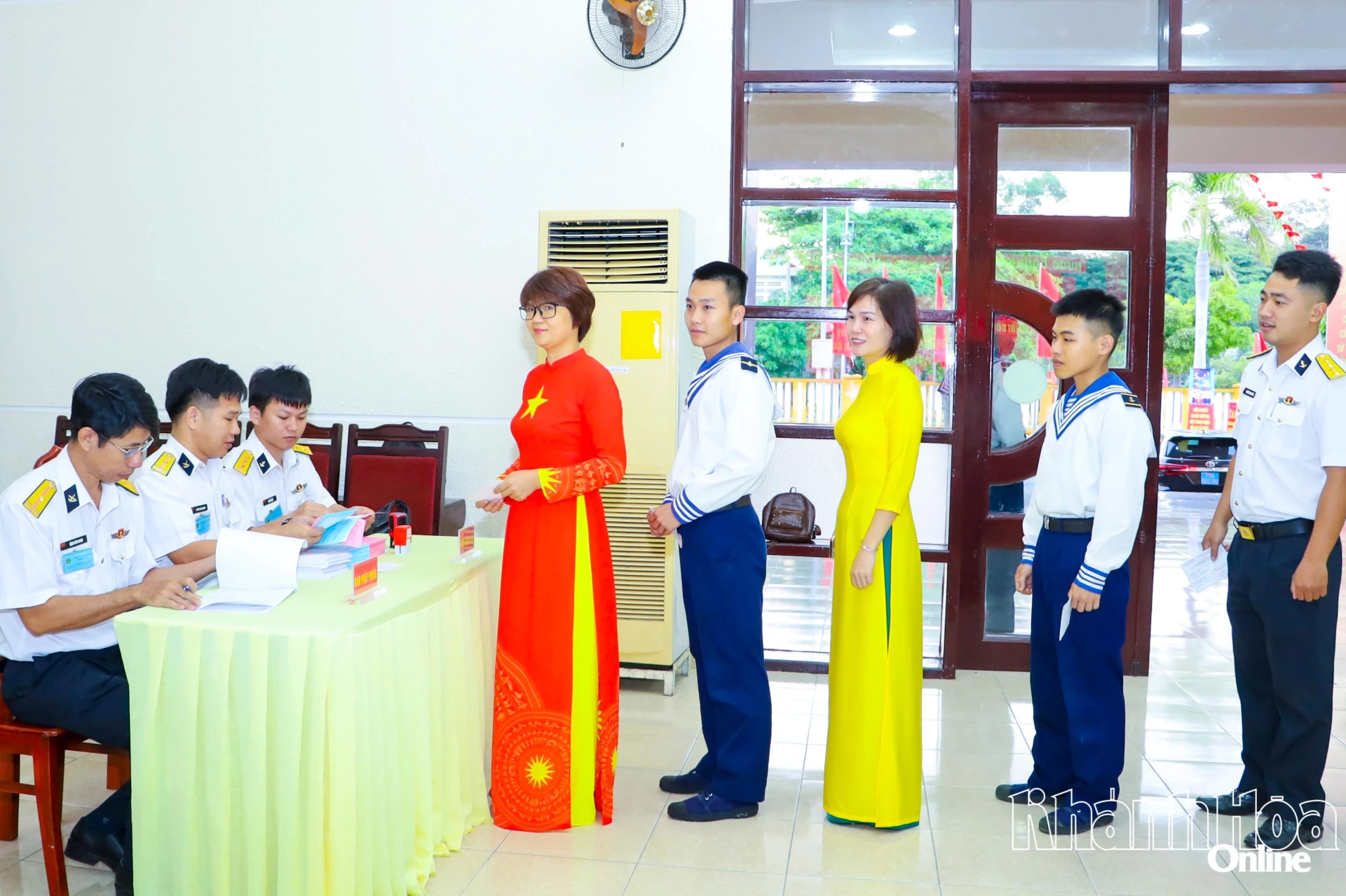 Cử tri đặc khu Trường Sa nhận phiếu bầu cử.