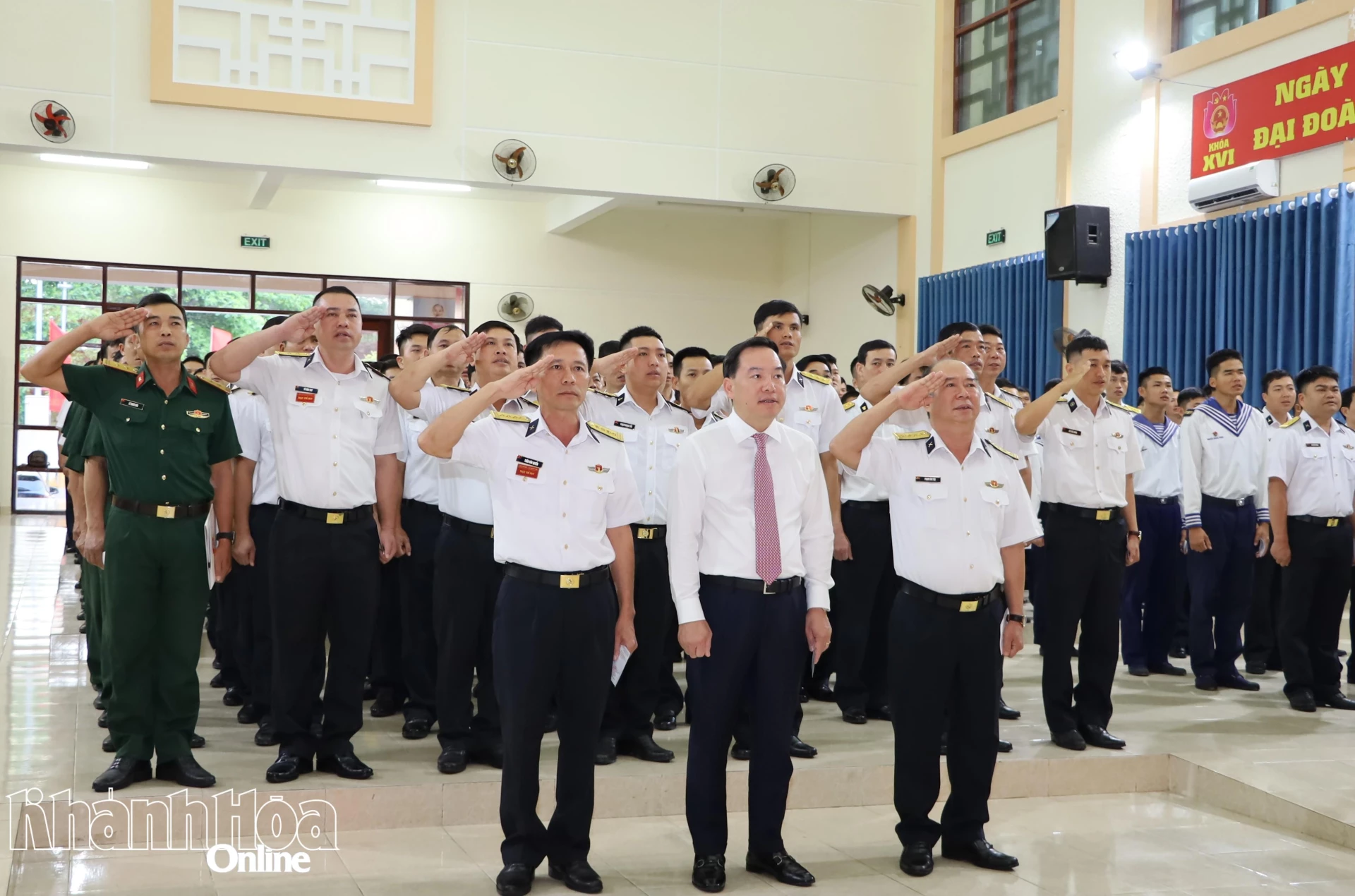 Phó Bí thư Thường trực Tỉnh ủy Hồ Xuân Trường dự lễ khai mạc Khu vực bỏ phiếu số 1 đặc khu Trường Sa (Lữ 146 Vùng 4 Hải quân).