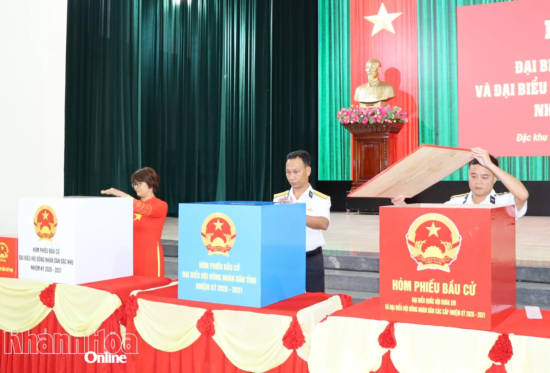 Thành viên tổ bầu cử và cử tri kiểm tra thùng phiếu trước khi bầu cử.