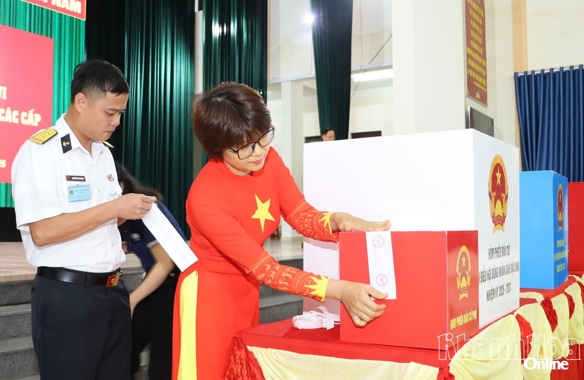 Tổ bầu cử niêm phong thùng phiếu trước khi tiến hành bầu cử.