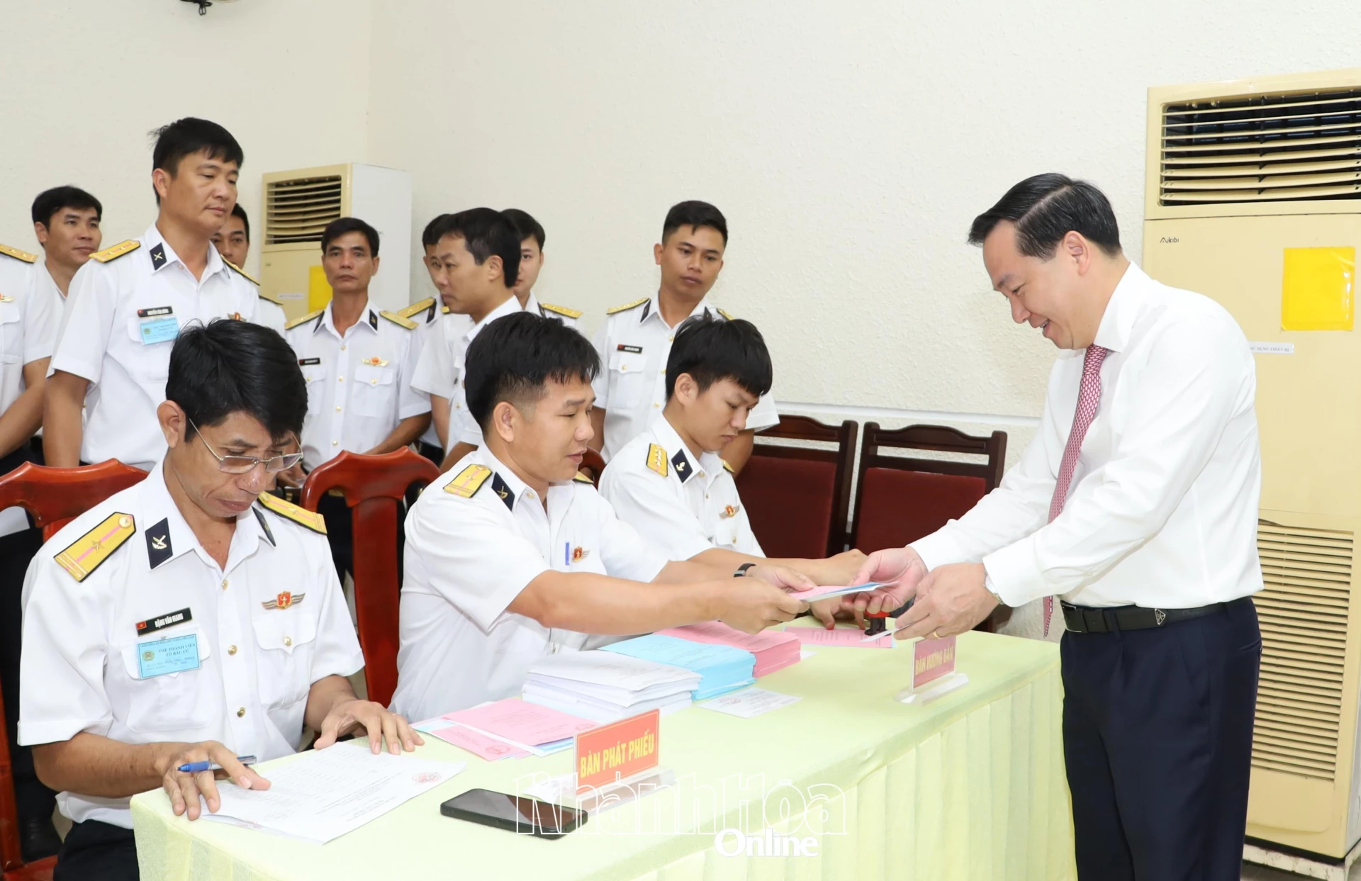 Phó Bí thư Thường trực Tỉnh ủy Hồ Xuân Trường nhận phiếu bầu cử.