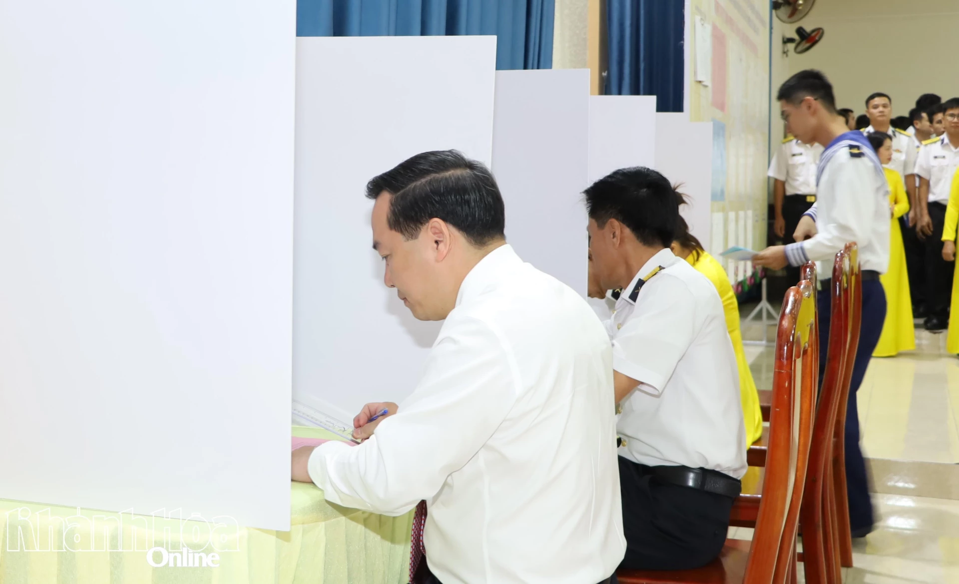 Phó Bí thư Thường trực Tỉnh ủy Hồ Xuân Trường và các cử tri ghi phiếu bầu cử.