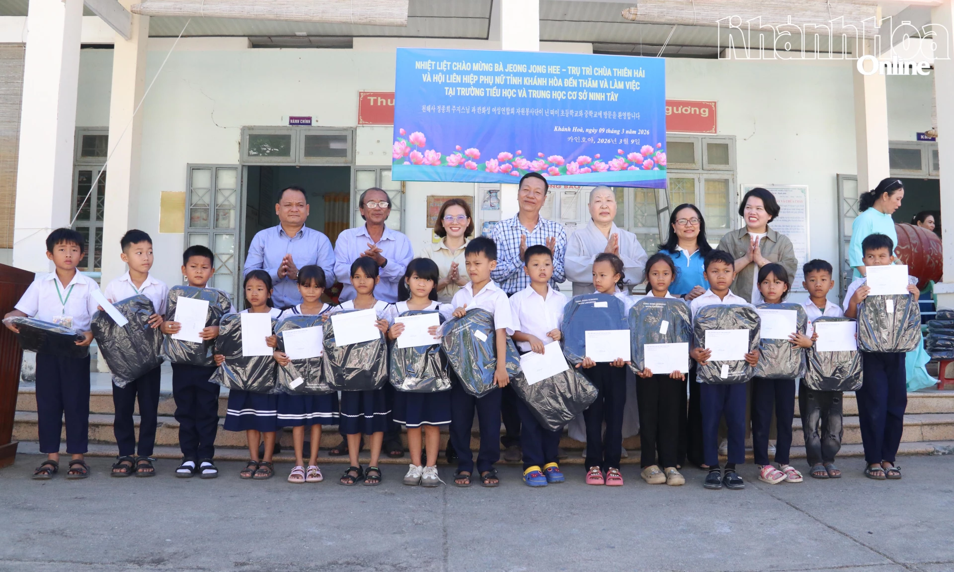 Trao 125 suất học bổng, phương tiện sinh kế cho học sinh, phụ nữ khó khăn - Báo Khánh Hòa