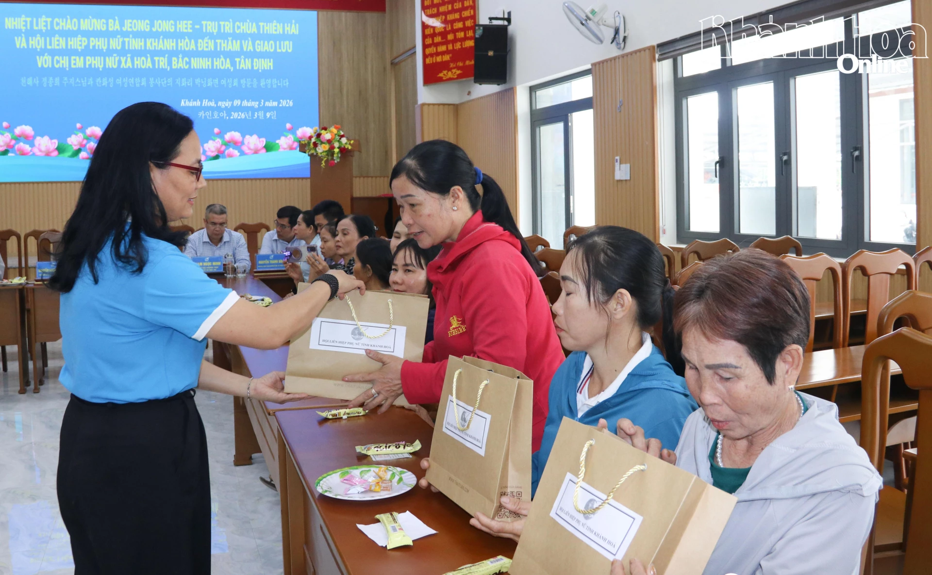 Bà Nguyễn Hoàng Vân Hạ - Phó Chủ tịch Hội Liên hiệp Phụ nữ tỉnh trao quà cho phụ nữ khó khăn.
