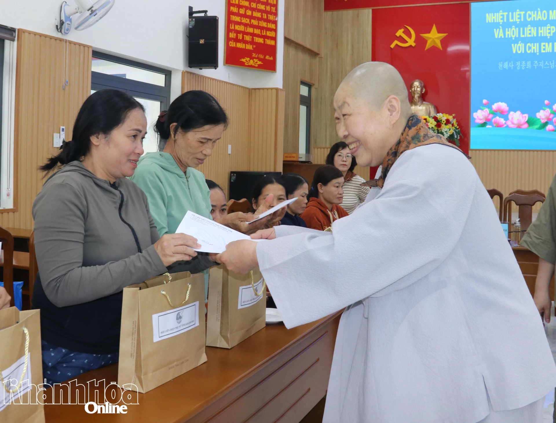 Bà Jeong Jong Hee – Trụ trì chùa Thiên Hải (Hàn Quốc) trao sinh kế cho phụ nữ khó khăn.