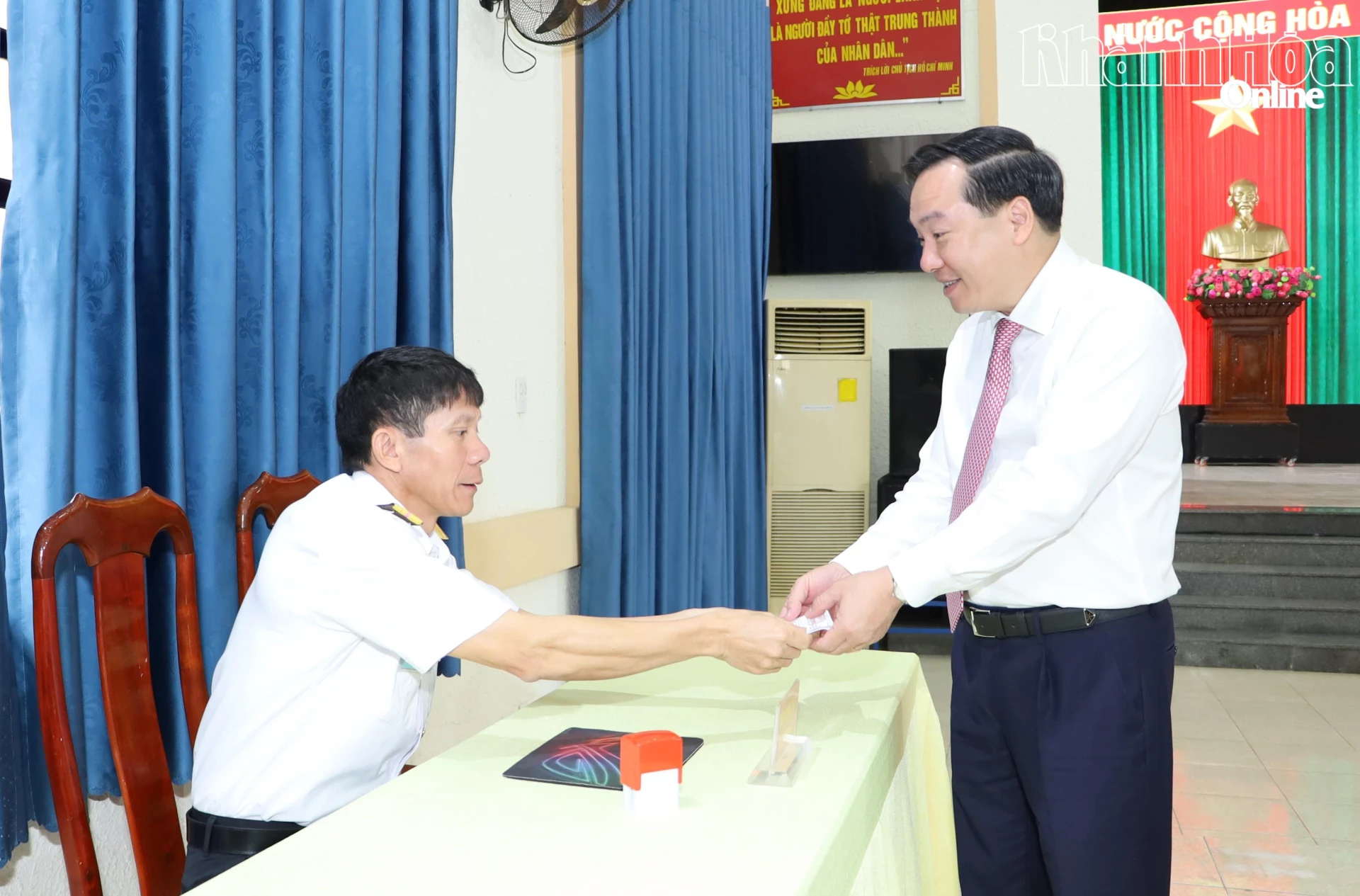 Đồng chí Hồ Xuân Trường nhận phiếu hoàn thành bỏ phiếu bầu.