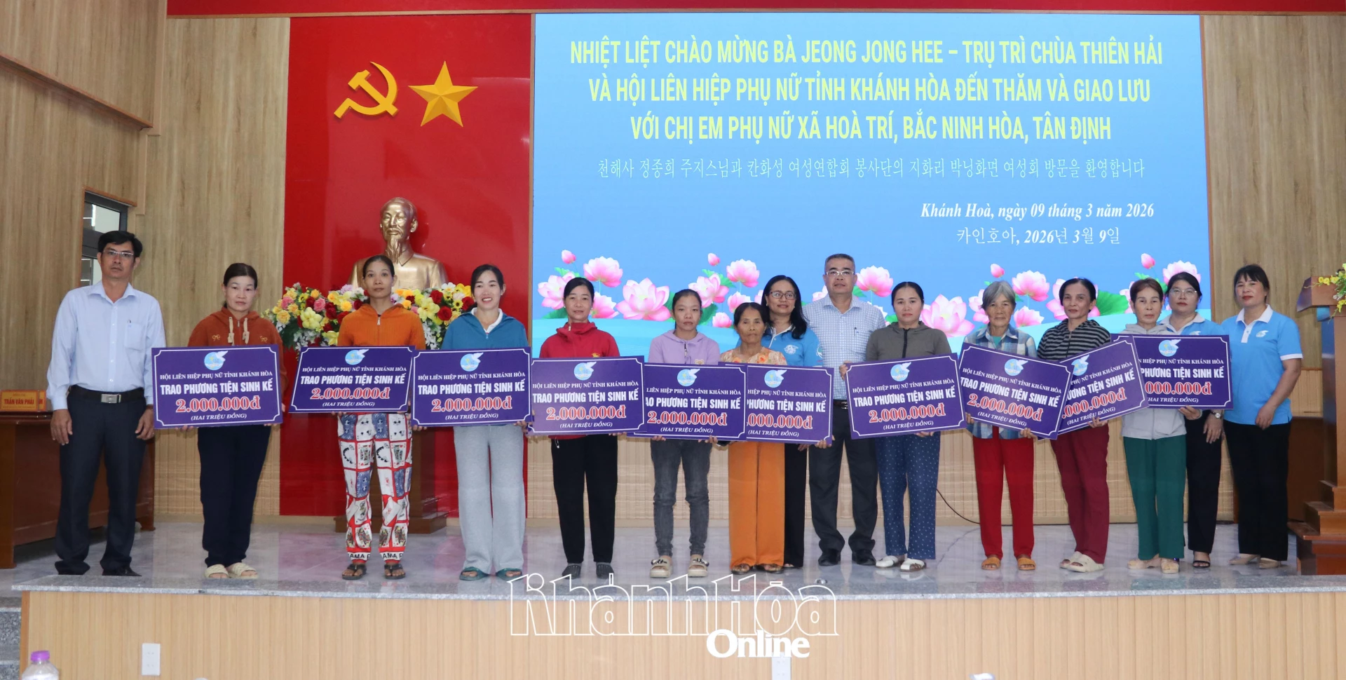 Ban tổ chức trao phương tiện sinh kế cho phụ nữ có hoàn cảnh khó khăn.