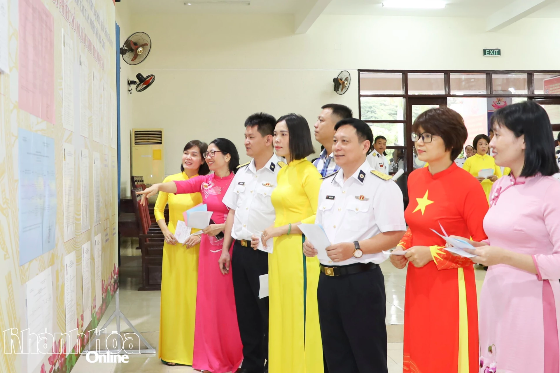 Cư tri đặc khu Trường Sa nghiên cứu danh sách người ứng cử trước khi bỏ phiếu bầu cử.