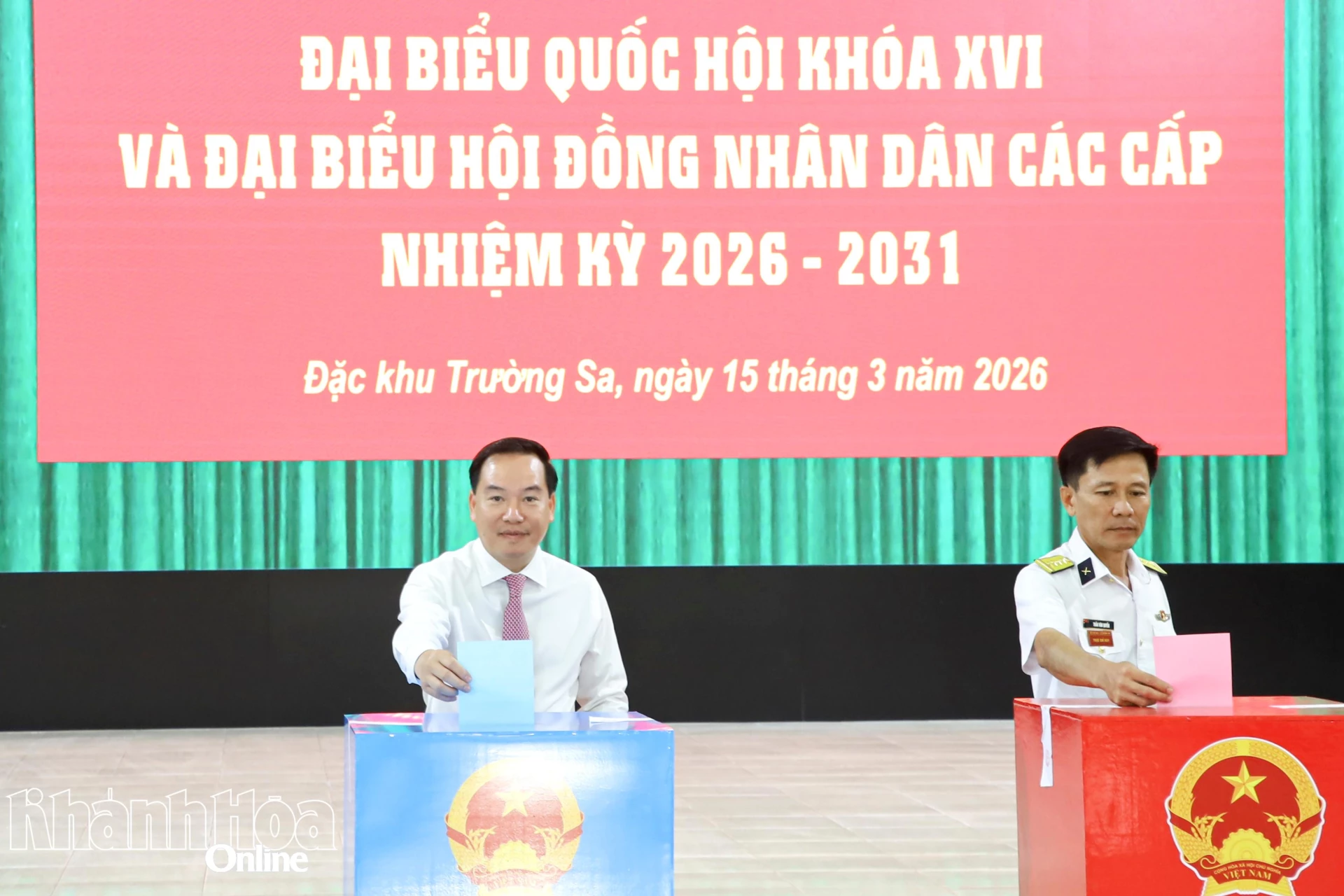 Phó Bí thư Thường trực Tỉnh ủy Hồ Xuân Trường bỏ phiếu bầu cử tại Khu vực bỏ phiếu số 1 đặc khu Trường Sa.