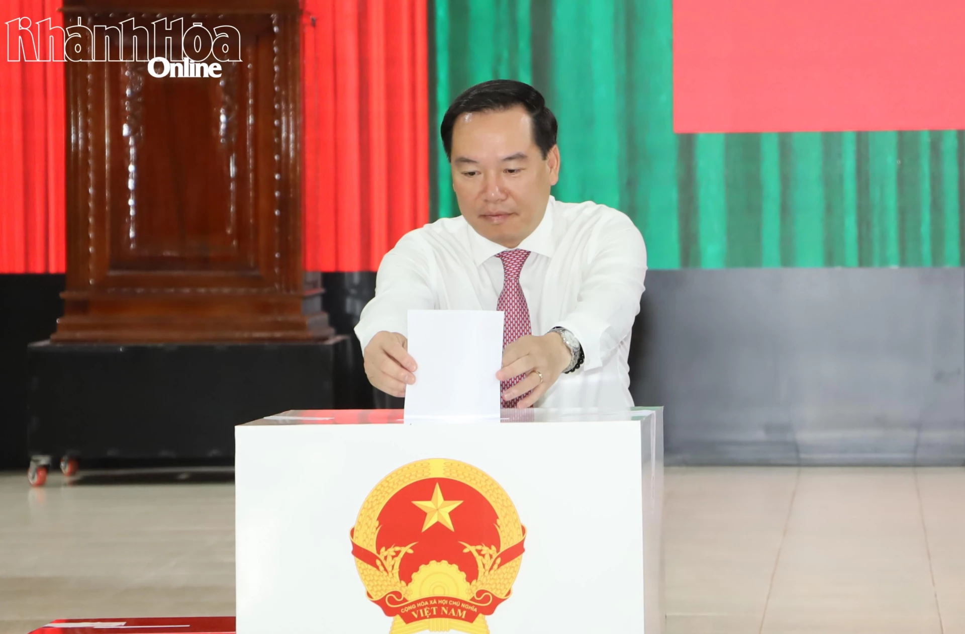 Phó Bí thư Thường trực Tỉnh ủy Hồ Xuân Trường là người đầu tiên bỏ phiếu bầu cử.