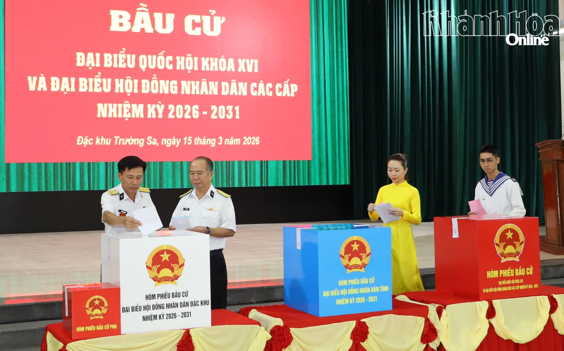 Các cử tri bỏ phiếu bầu cử vào hòm phiếu.