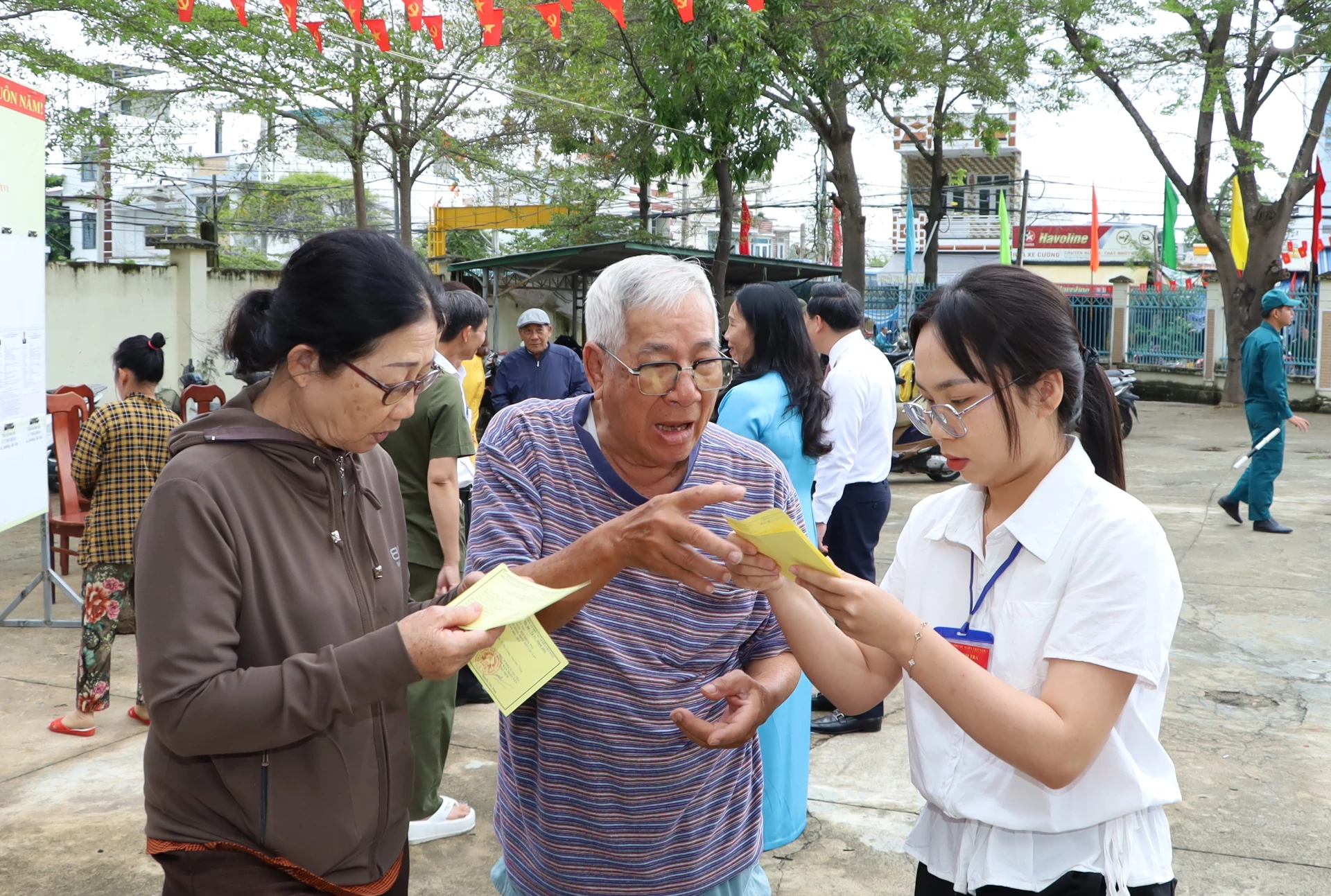 Lực lượng chức năng phường Nam Nha Trang hỗ trợ hướng dân cử tri Tổ dân phố Thành Phát thực hiện các bước bỏ phiếu. Ảnh: Văn Giang.
