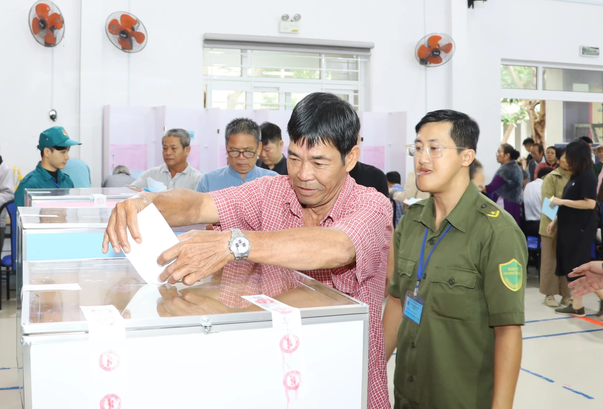 Cử tri phường Nam Nha Trang thực hiện bỏ phiếu ở khu vực bỏ phiếu số 20. Ảnh: Văn Giang.