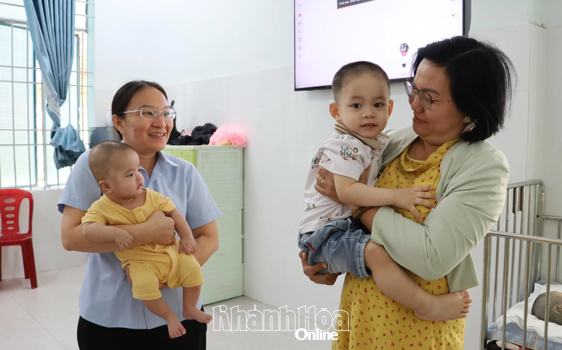 Cán bộ, nhân viên Trung tâm Bảo trợ xã hội và Công tác xã hội tỉnh luôn dành tình yêu thương cho các trẻ có hoàn cảnh đặc biệt.