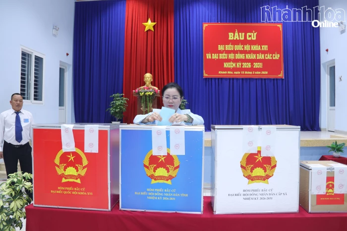 Phó Chủ tịch HĐND tỉnh Phạm Thị Xuân Trang dự lễ khai mạc bầu cử tại Khu vực bỏ phiếu số 10, phường Nha Trang