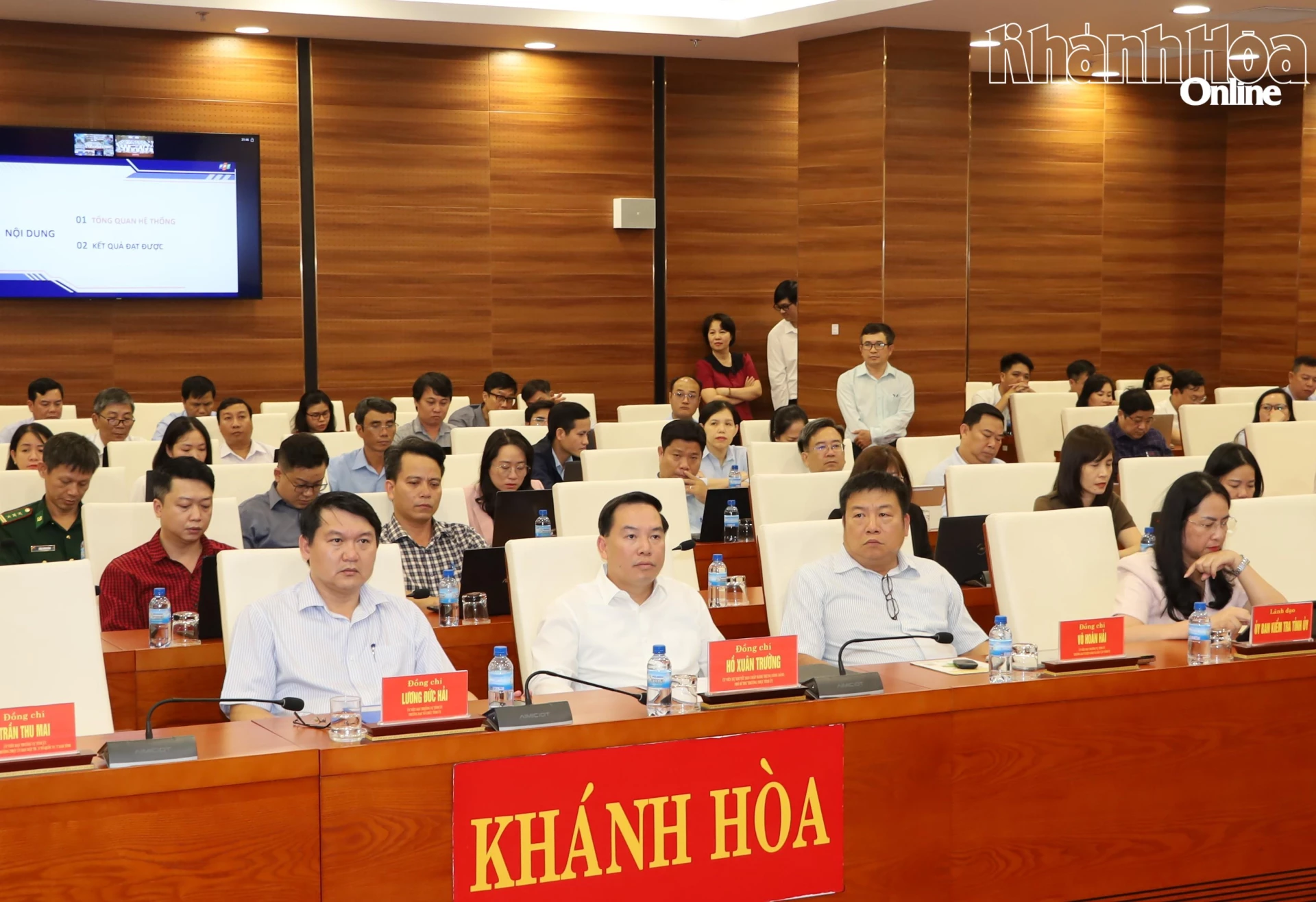 Phó Bí thư Thường trực Tỉnh ủy Hồ Xuân Trường và các đại biểu tham dự hội nghị.