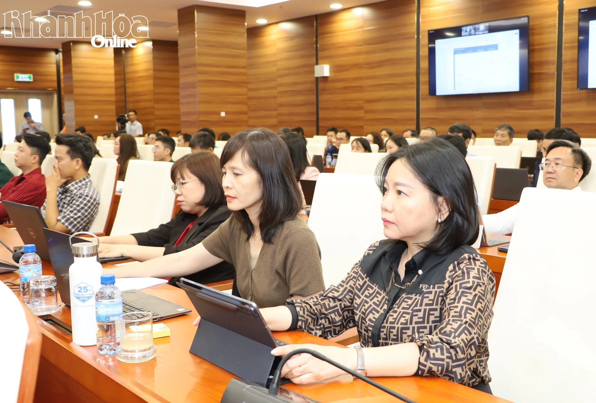 Các đại biểu tham dự hội nghị.