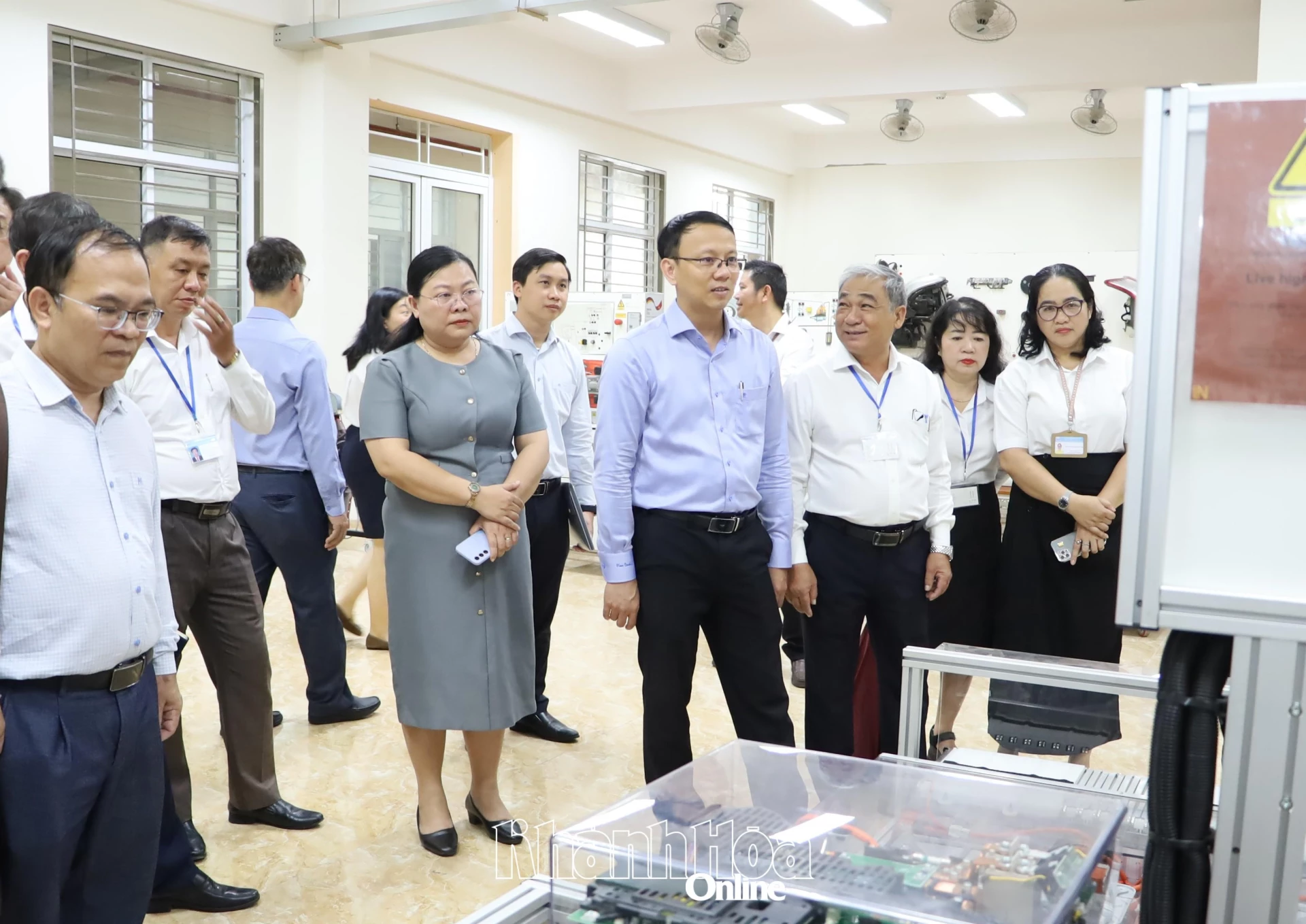 Phó Chủ tịch UBND tỉnh Nguyễn Thanh Hà tham quan xưởng thực hành nghề công nghệ ô tô.