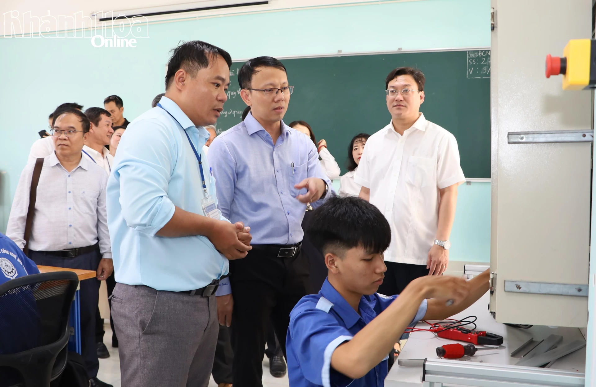 Đồng chí Nguyễn Thanh Hà nắm bắt tình hình đào tạo nghề điện dân dụng và điện công nghiệp.