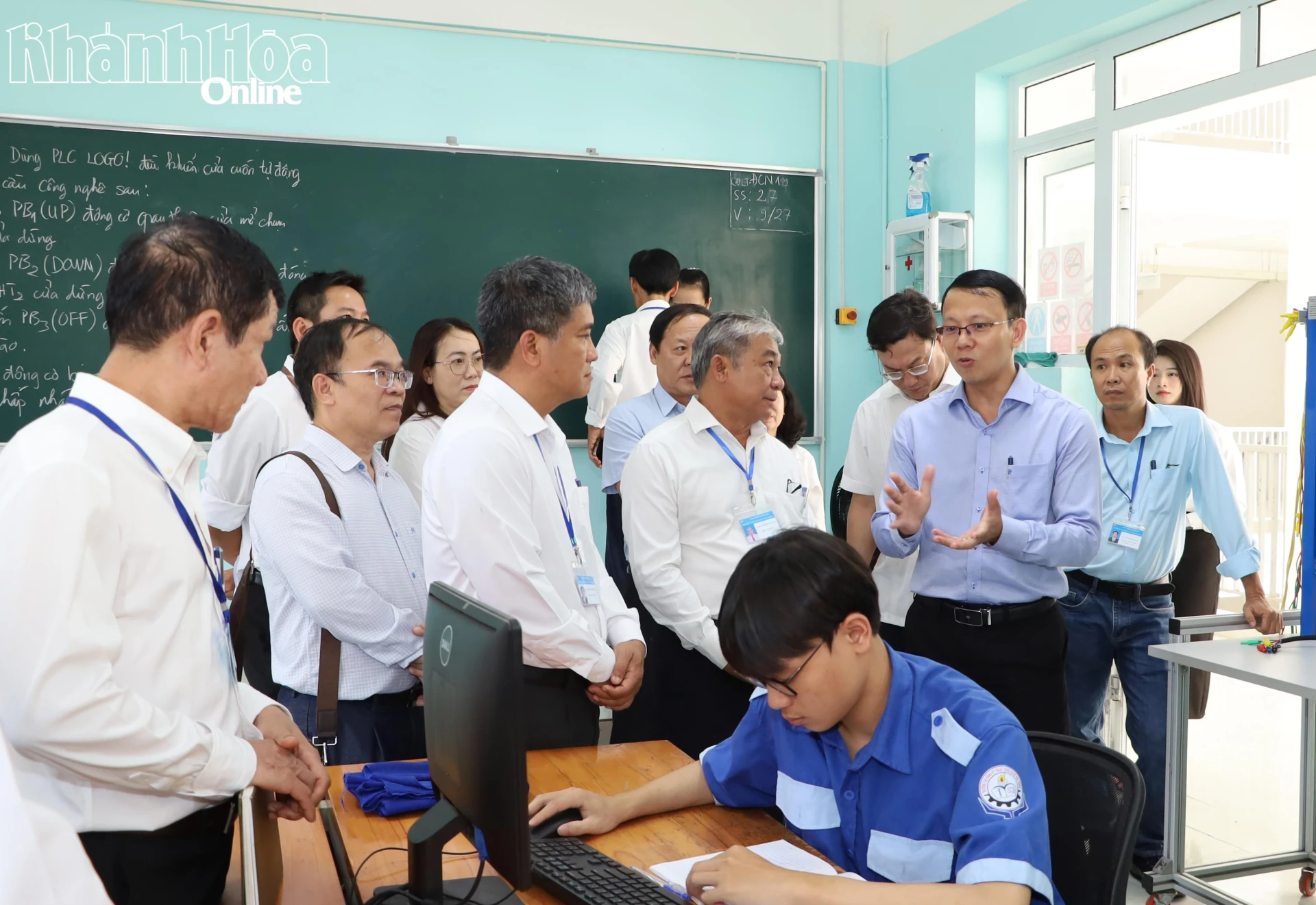 Đồng chí Nguyễn Thanh Hà tham quan, nắm bắt tình hình đào tạo nghề điện dân dung và điện công nghiệp Trường Cao đẳng Kỹ thuật Công nghệ Nha Trang.