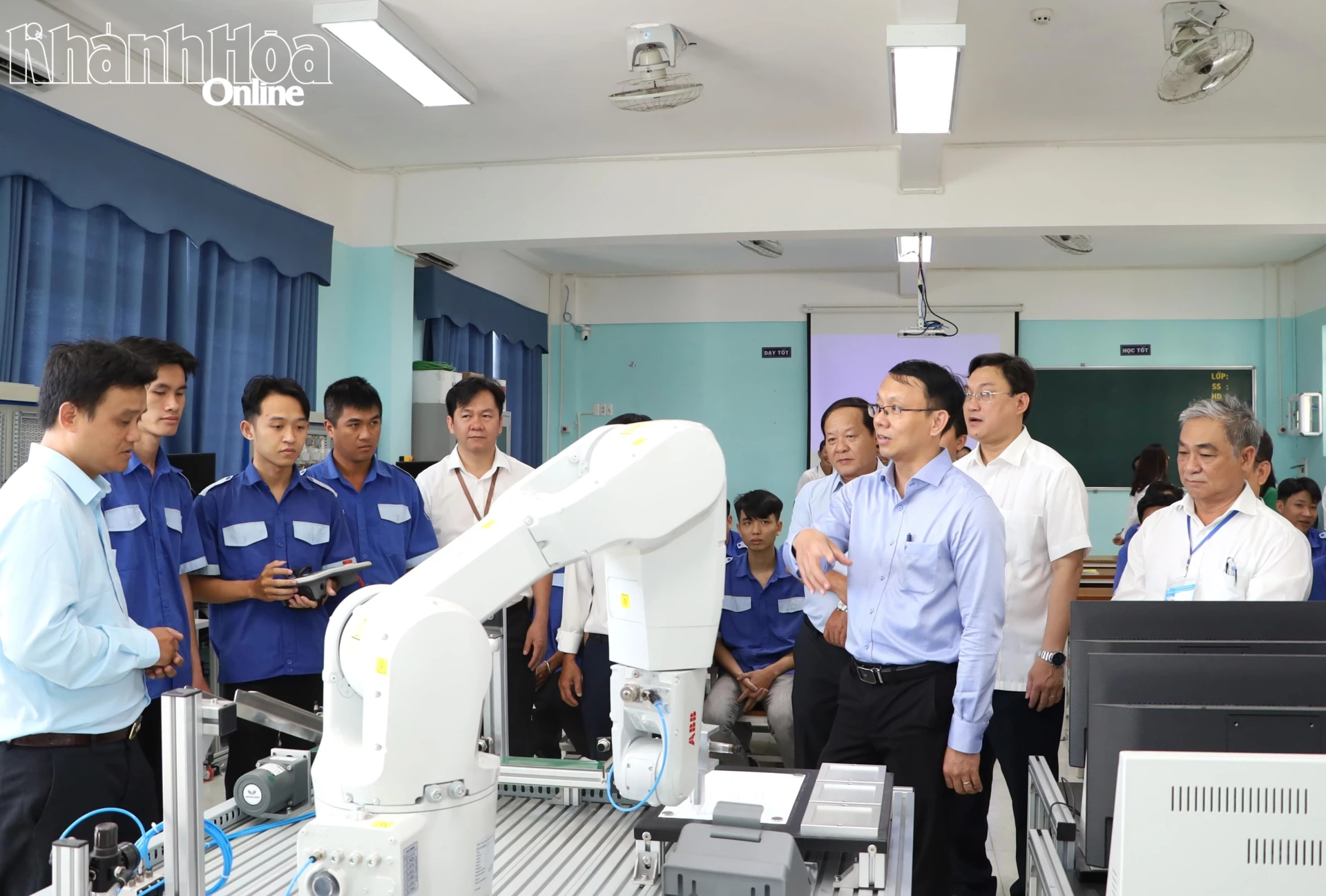 Đồng chí Nguyễn Thanh Hà tham quan xưởng thực hành của Trường Cao đẳng Kỹ thuật Công nghệ Nha Trang.