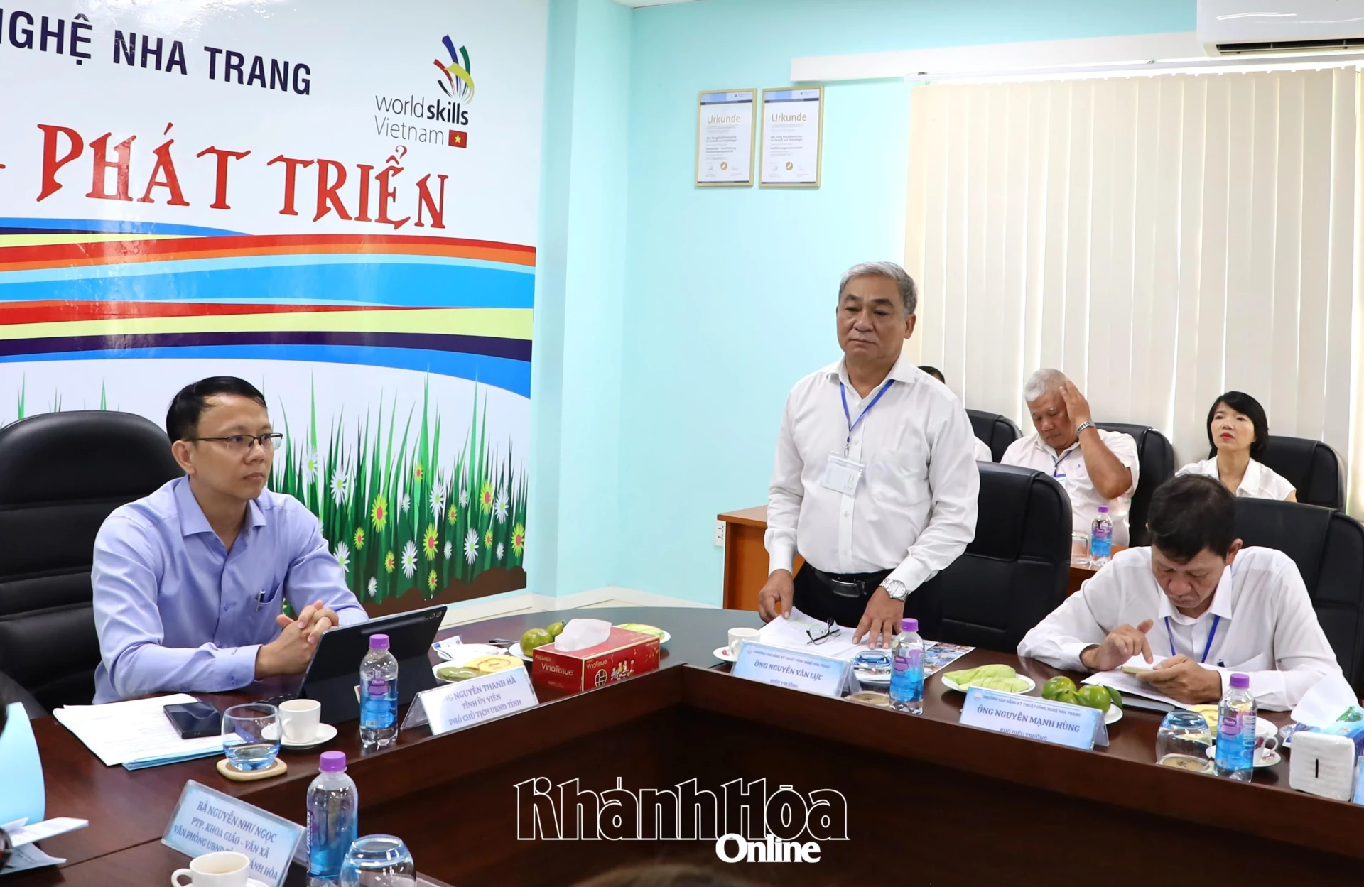 Ông Nguyễn Văn Lực - Hiệu trưởng Trường Cao đẳng Kỹ thuật Công nghệ Nha Trang báo các các nội dung tại cuộc họp.