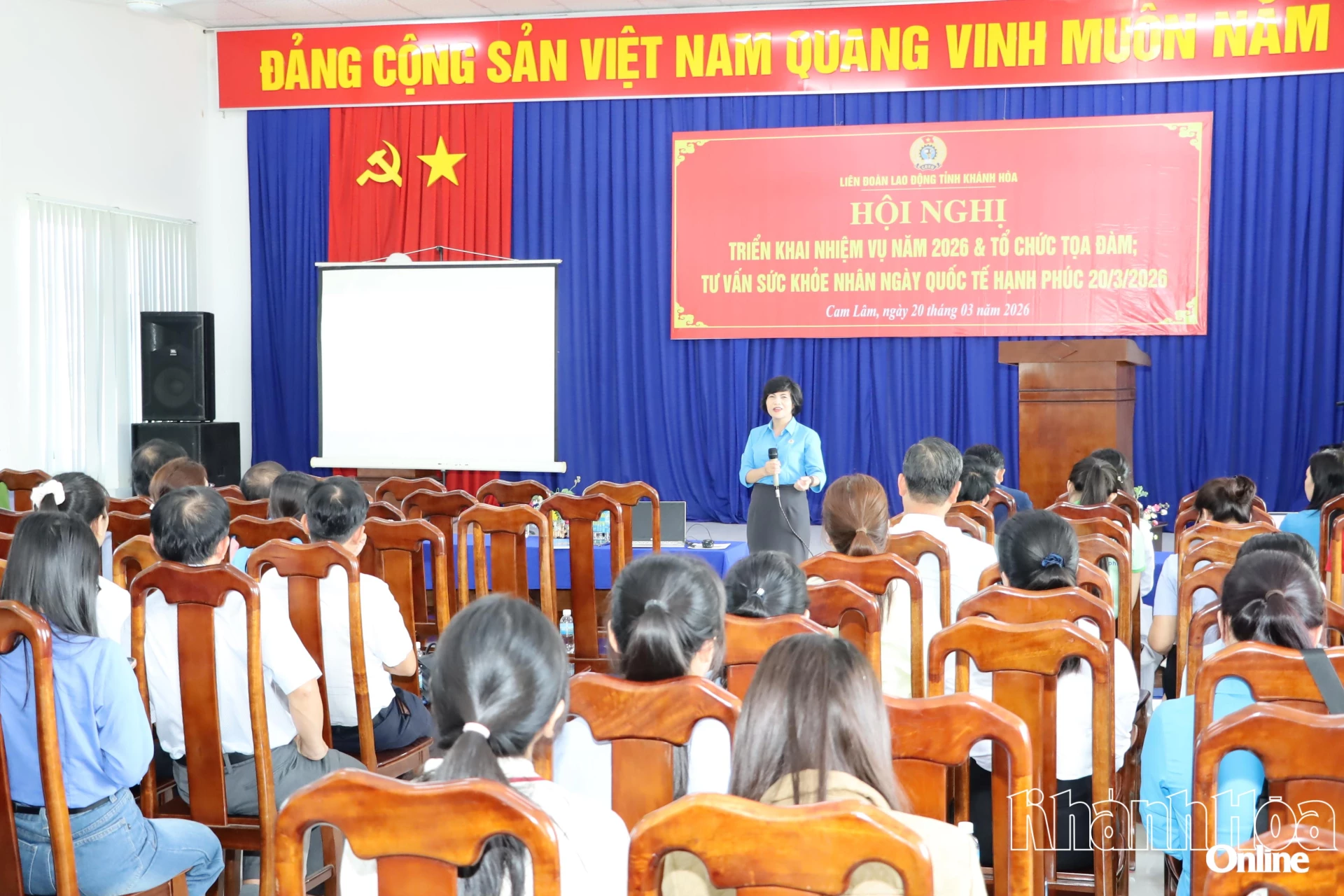 Lãnh đạo Liên đoàn Lao động tỉnh phổ biến, triển khai các nhiệm vụ trọng tâm, đột phát tại hội nghị.