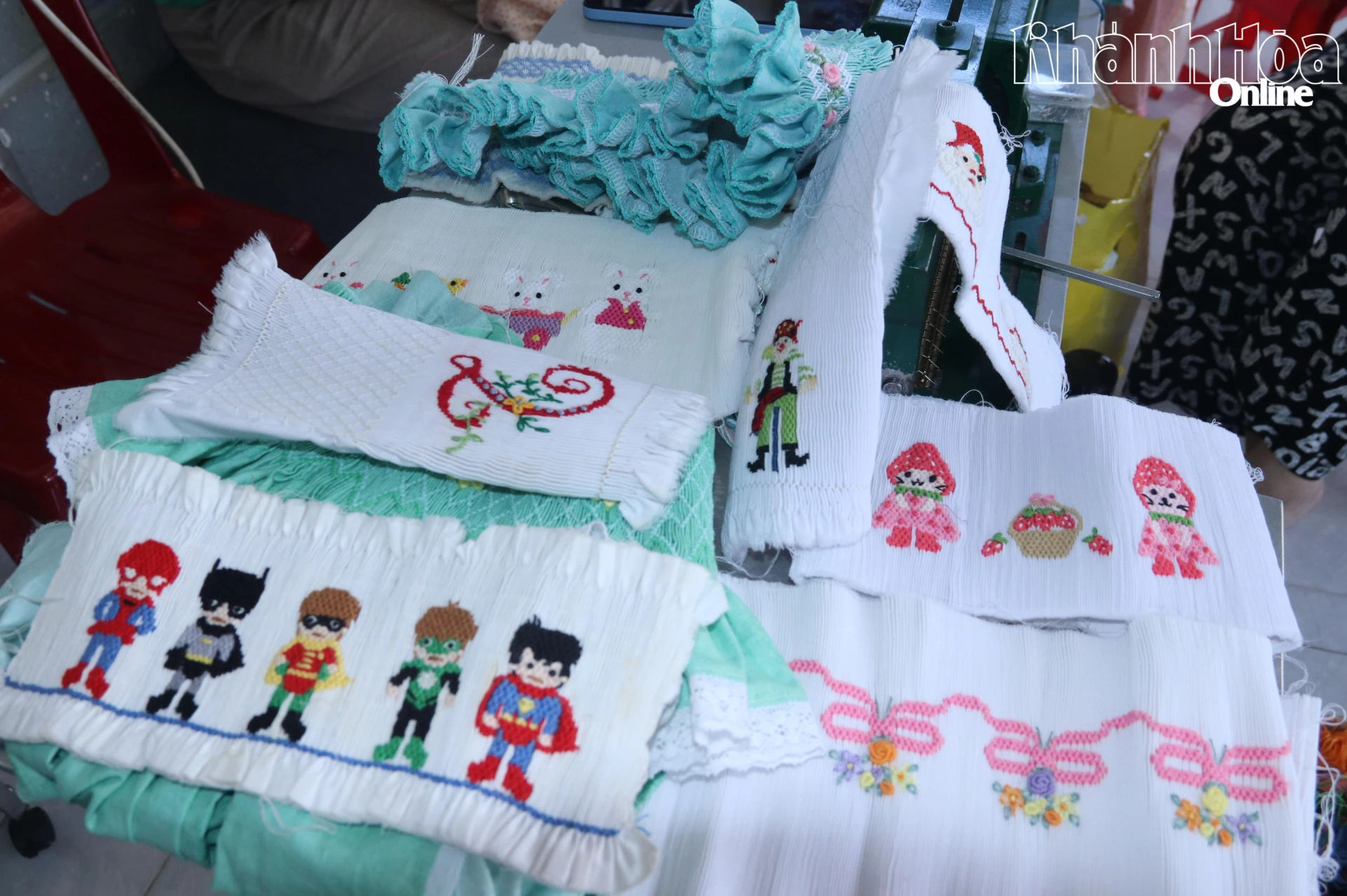 Một số sản phẩm thêu thủ công với họa tiết phong phú.