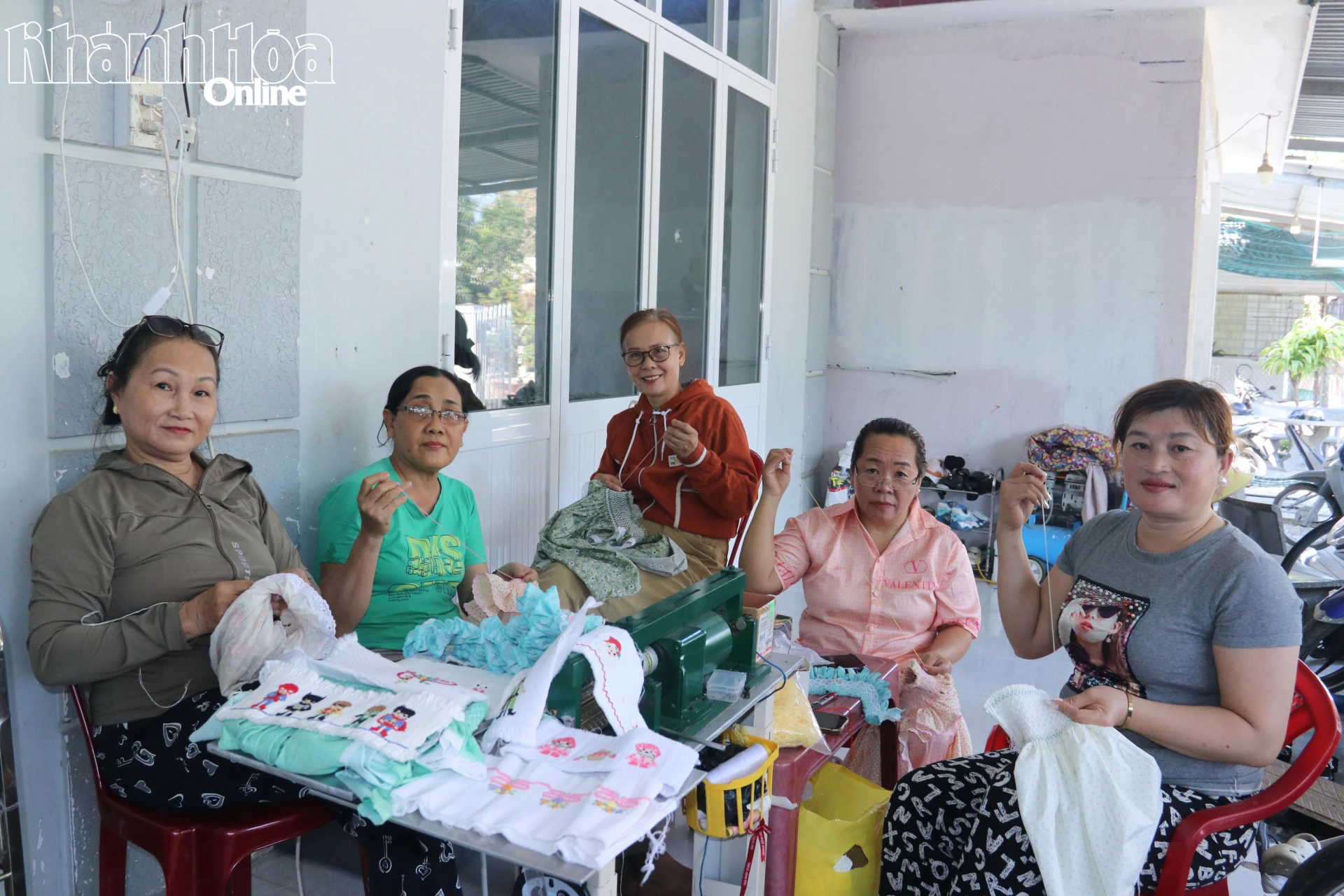 Phụ nữ xã Cam Lâm thêu các sản phẩm thủ công tại nhà.