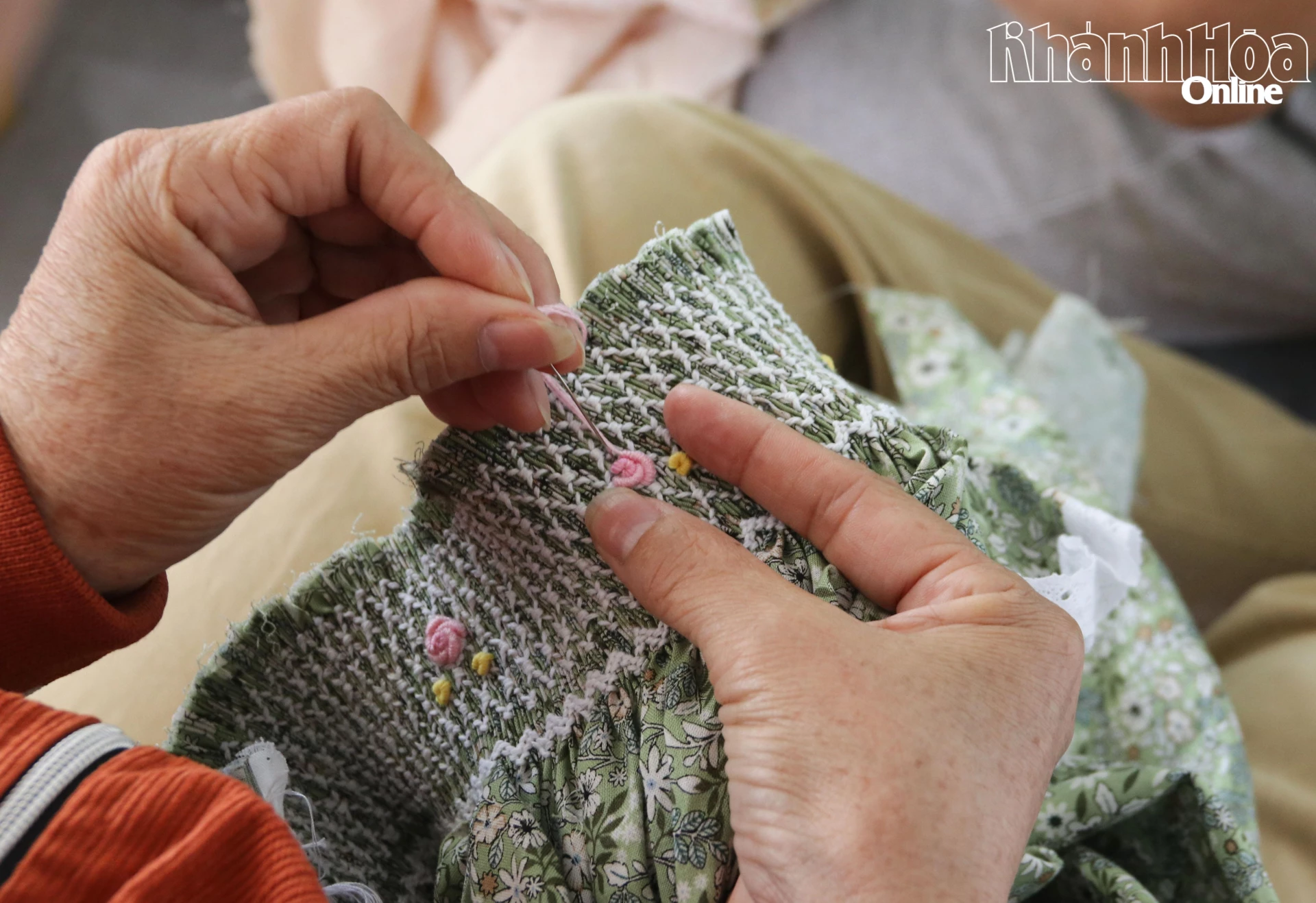 Người thợ chăm chút từng chi tiết qua mỗi mũi thêu.