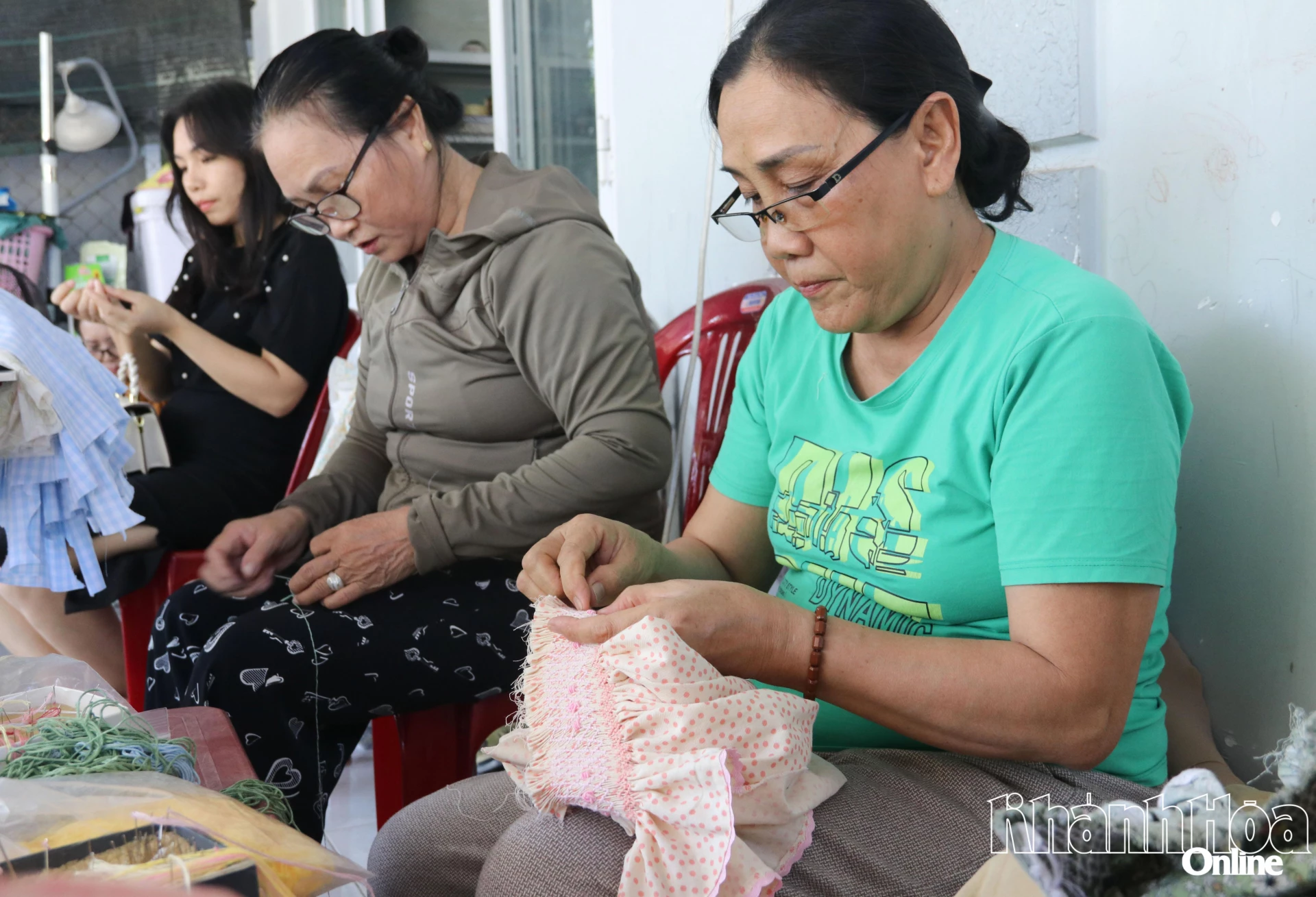 Tranh thủ thời gian rảnh rỗi, các chị em nhận hàng về thêu tại nhà.