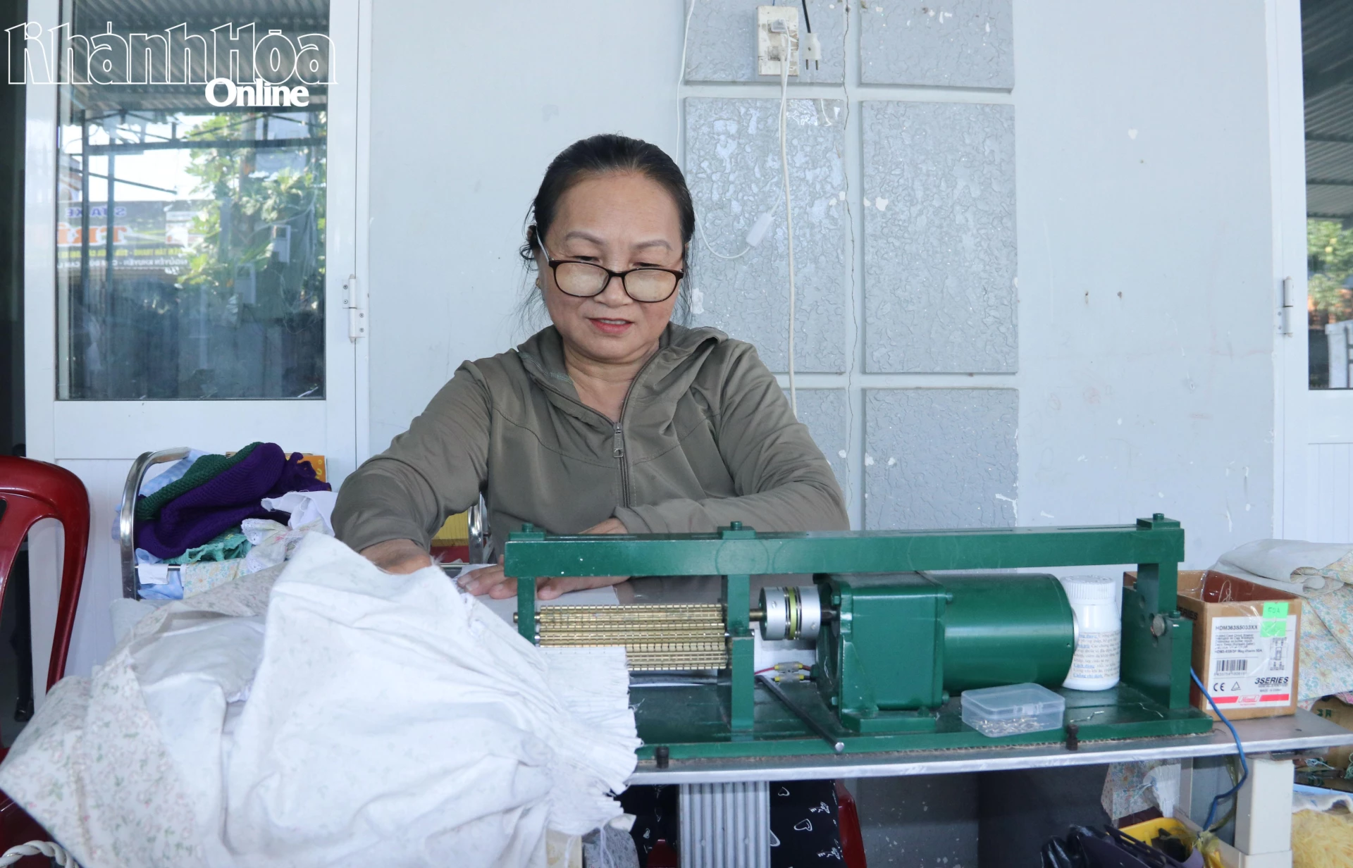 Bà Nguyễn Thị Ngọc Mẫn (thôn Yên Hòa) thực hiện công đoạn ép vải trước khi giao cho thợ thêu.