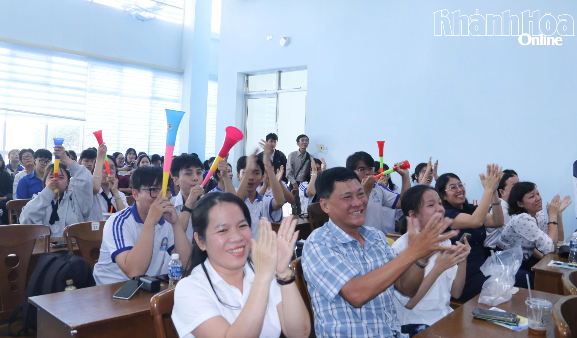 Khán giả các đội cổ vũ nhiệt tình.